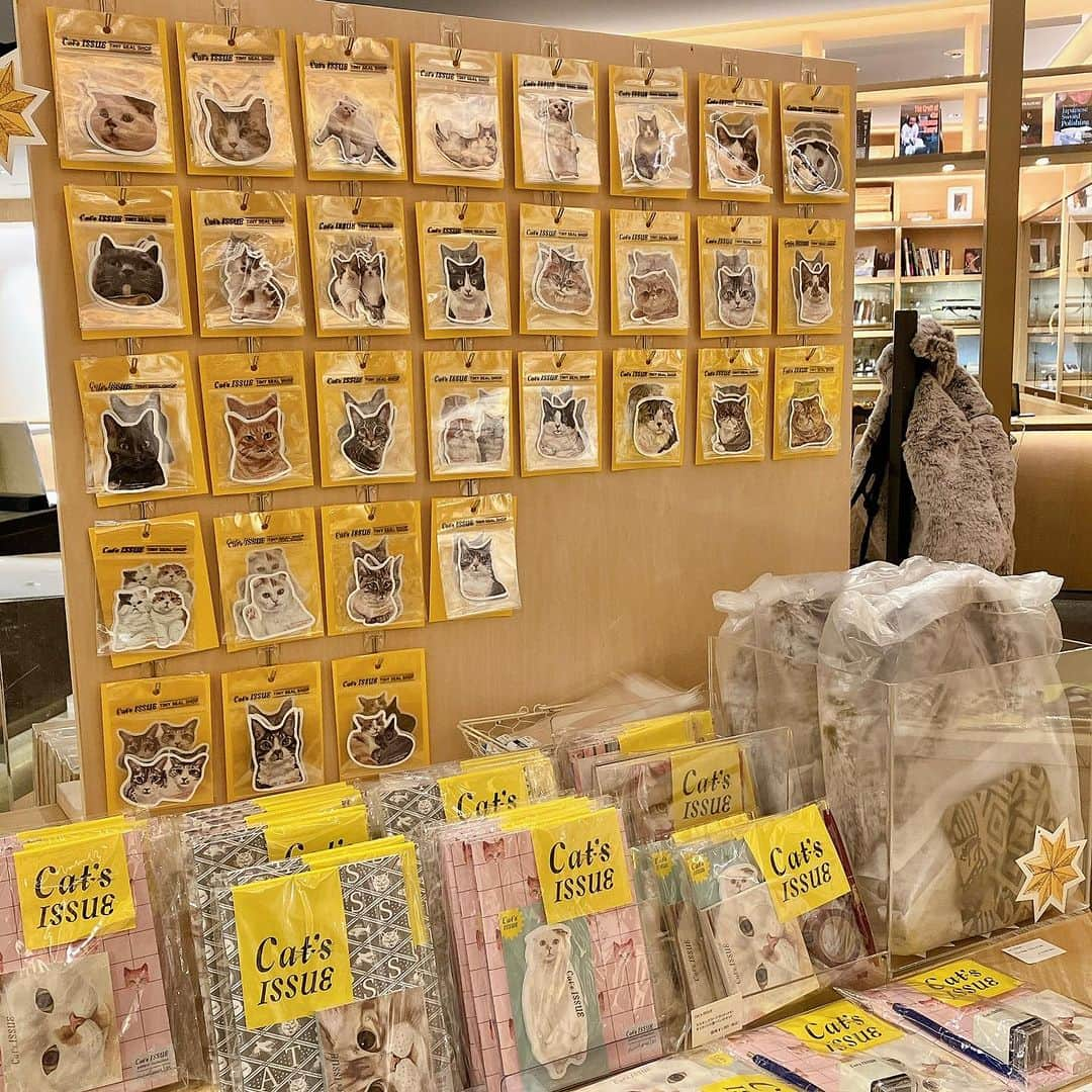 銀座 蔦屋書店さんのインスタグラム写真 - (銀座 蔦屋書店Instagram)「【XMAS 2023】Cat’s issue CALENDAR FAIR  ネコ好きクリエーターと共にネコへの「偏愛」を発信するプロジェクト「Cat’s ISSUE」。  今回は2024年のカレンダーに合わせて制作された、ぬいぐるみ作家・yoshimaruの新作作品の展示をはじめ、カレンダーやステーショナリーなどギフトにもおすすめなアイテムを多数展開いたします。  ぬいぐるみ作家・yoshimaruのカレンダーに掲載された作品を実際にご覧いただけるのは、銀座 蔦屋書店のみとなっております。  大切な方へのギフトはもちろん、自分へのご褒美を探してみてはいかがでしょうか。  ■Cat’s ISSUEとは 「Cat’s ISSUE」は、ネコ好きクリエイターと共にネコへの「偏愛」を発信するプロジェクトとして発足。 これまで、溢れるネコへの愛情を抑えきれない様々なクリエイターたちと共にさまざまなネコ企画を展開し、それぞれの過剰なネコ愛を爆発させ表現してきました。 また、利益の一部をネコの保護活動に支援するなど、ネコと人の幸せな共生を応援する活動も行ってきました。 2023年には10周年を迎え「ネコ」だけでなく「ネコと共に幸せに暮らす人」を軸に暮らしにまつわる様々なコトやモノを企画し、共感を分かち合う新しいプラットフォームも計画中！  ■アーティストプロフィール yoshimaru フリーハンド、手縫いで素朴なぬいぐるみを作っています。 Instagram：@yoshimaru87746  ■販売について 11月7日(火) より販売いたします。  ※yoshimaruのぬいぐるみ作品は、銀座 蔦屋書店にて「2024 ぬいぐるみ 週めくりカレンダー／yoshimaru×Cat’s ISSUE (オリジナル巾着・スペシャルポストカード付き) 」をご購入のお客様を対象とした抽選販売となります。  カレンダーは蔦屋書店オンラインストア、Yahoo!ショッピングでも販売しています。  ▶銀座 蔦屋書店 Yahoo!ショッピング店 https://store.shopping.yahoo.co.jp/g-tsutayabooks/search.html?p=%E3%80%90XMAS+2023%E3%80%91Cat%27s+issue ▶蔦屋書店オンラインストア https://store.tsite.jp/feature/764.html  【XMAS 2023】Cat’s issue CALENDAR FAIR 会期　2023年11月7日(火) - 2023年12月13日(水)※終了日は変更になる場合があります。 時間　10:30～21:00 場所　BOOK売場(トラベルライフ) 主催　銀座 蔦屋書店 問い合わせ先　03-3575-7755  ▶詳細はこちら https://store.tsite.jp/ginza/event/travel/36300-1605461004.html  #catsissue #yoshimaru #ネコ好き #猫好き #猫グッズ #猫カレンダー #ネコグッズ #猫ぬいぐるみ #ぬいぐるみ作家 #ぬいぐるみ #catslover #catslovers #plush #plushies #plushartist #gsix #ginzasix #銀座 #蔦屋書店 #ginza #銀座蔦屋書店 #ginzatsutayabooks #tsutayabooks @catsissue」11月7日 15時04分 - ginza_tsutayabooks