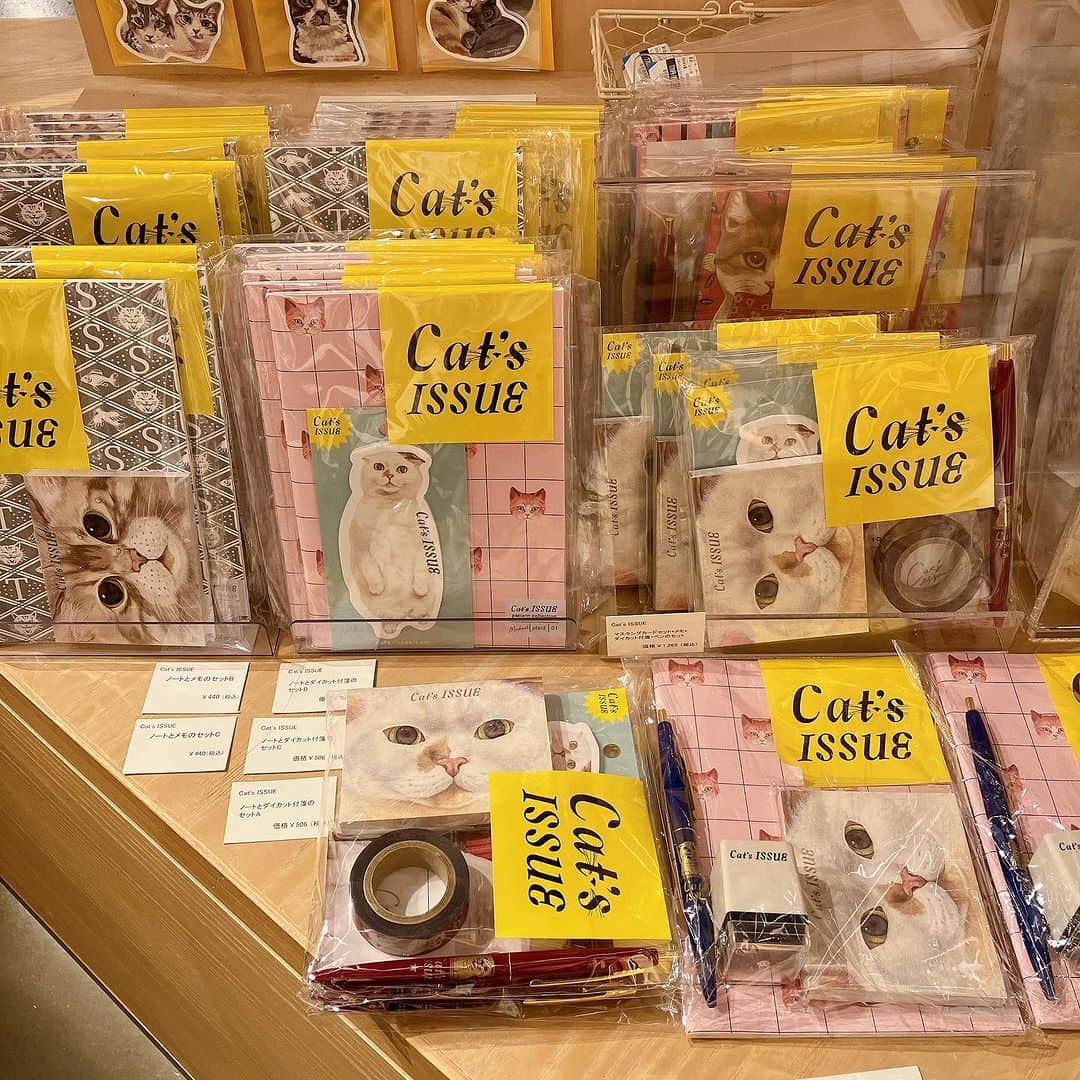 銀座 蔦屋書店さんのインスタグラム写真 - (銀座 蔦屋書店Instagram)「【XMAS 2023】Cat’s issue CALENDAR FAIR  ネコ好きクリエーターと共にネコへの「偏愛」を発信するプロジェクト「Cat’s ISSUE」。  今回は2024年のカレンダーに合わせて制作された、ぬいぐるみ作家・yoshimaruの新作作品の展示をはじめ、カレンダーやステーショナリーなどギフトにもおすすめなアイテムを多数展開いたします。  ぬいぐるみ作家・yoshimaruのカレンダーに掲載された作品を実際にご覧いただけるのは、銀座 蔦屋書店のみとなっております。  大切な方へのギフトはもちろん、自分へのご褒美を探してみてはいかがでしょうか。  ■Cat’s ISSUEとは 「Cat’s ISSUE」は、ネコ好きクリエイターと共にネコへの「偏愛」を発信するプロジェクトとして発足。 これまで、溢れるネコへの愛情を抑えきれない様々なクリエイターたちと共にさまざまなネコ企画を展開し、それぞれの過剰なネコ愛を爆発させ表現してきました。 また、利益の一部をネコの保護活動に支援するなど、ネコと人の幸せな共生を応援する活動も行ってきました。 2023年には10周年を迎え「ネコ」だけでなく「ネコと共に幸せに暮らす人」を軸に暮らしにまつわる様々なコトやモノを企画し、共感を分かち合う新しいプラットフォームも計画中！  ■アーティストプロフィール yoshimaru フリーハンド、手縫いで素朴なぬいぐるみを作っています。 Instagram：@yoshimaru87746  ■販売について 11月7日(火) より販売いたします。  ※yoshimaruのぬいぐるみ作品は、銀座 蔦屋書店にて「2024 ぬいぐるみ 週めくりカレンダー／yoshimaru×Cat’s ISSUE (オリジナル巾着・スペシャルポストカード付き) 」をご購入のお客様を対象とした抽選販売となります。  カレンダーは蔦屋書店オンラインストア、Yahoo!ショッピングでも販売しています。  ▶銀座 蔦屋書店 Yahoo!ショッピング店 https://store.shopping.yahoo.co.jp/g-tsutayabooks/search.html?p=%E3%80%90XMAS+2023%E3%80%91Cat%27s+issue ▶蔦屋書店オンラインストア https://store.tsite.jp/feature/764.html  【XMAS 2023】Cat’s issue CALENDAR FAIR 会期　2023年11月7日(火) - 2023年12月13日(水)※終了日は変更になる場合があります。 時間　10:30～21:00 場所　BOOK売場(トラベルライフ) 主催　銀座 蔦屋書店 問い合わせ先　03-3575-7755  ▶詳細はこちら https://store.tsite.jp/ginza/event/travel/36300-1605461004.html  #catsissue #yoshimaru #ネコ好き #猫好き #猫グッズ #猫カレンダー #ネコグッズ #猫ぬいぐるみ #ぬいぐるみ作家 #ぬいぐるみ #catslover #catslovers #plush #plushies #plushartist #gsix #ginzasix #銀座 #蔦屋書店 #ginza #銀座蔦屋書店 #ginzatsutayabooks #tsutayabooks @catsissue」11月7日 15時04分 - ginza_tsutayabooks