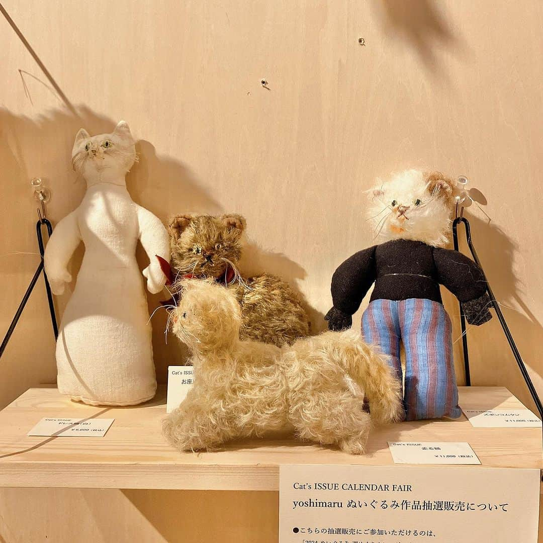 銀座 蔦屋書店さんのインスタグラム写真 - (銀座 蔦屋書店Instagram)「【XMAS 2023】Cat’s issue CALENDAR FAIR  ネコ好きクリエーターと共にネコへの「偏愛」を発信するプロジェクト「Cat’s ISSUE」。  今回は2024年のカレンダーに合わせて制作された、ぬいぐるみ作家・yoshimaruの新作作品の展示をはじめ、カレンダーやステーショナリーなどギフトにもおすすめなアイテムを多数展開いたします。  ぬいぐるみ作家・yoshimaruのカレンダーに掲載された作品を実際にご覧いただけるのは、銀座 蔦屋書店のみとなっております。  大切な方へのギフトはもちろん、自分へのご褒美を探してみてはいかがでしょうか。  ■Cat’s ISSUEとは 「Cat’s ISSUE」は、ネコ好きクリエイターと共にネコへの「偏愛」を発信するプロジェクトとして発足。 これまで、溢れるネコへの愛情を抑えきれない様々なクリエイターたちと共にさまざまなネコ企画を展開し、それぞれの過剰なネコ愛を爆発させ表現してきました。 また、利益の一部をネコの保護活動に支援するなど、ネコと人の幸せな共生を応援する活動も行ってきました。 2023年には10周年を迎え「ネコ」だけでなく「ネコと共に幸せに暮らす人」を軸に暮らしにまつわる様々なコトやモノを企画し、共感を分かち合う新しいプラットフォームも計画中！  ■アーティストプロフィール yoshimaru フリーハンド、手縫いで素朴なぬいぐるみを作っています。 Instagram：@yoshimaru87746  ■販売について 11月7日(火) より販売いたします。  ※yoshimaruのぬいぐるみ作品は、銀座 蔦屋書店にて「2024 ぬいぐるみ 週めくりカレンダー／yoshimaru×Cat’s ISSUE (オリジナル巾着・スペシャルポストカード付き) 」をご購入のお客様を対象とした抽選販売となります。  カレンダーは蔦屋書店オンラインストア、Yahoo!ショッピングでも販売しています。  ▶銀座 蔦屋書店 Yahoo!ショッピング店 https://store.shopping.yahoo.co.jp/g-tsutayabooks/search.html?p=%E3%80%90XMAS+2023%E3%80%91Cat%27s+issue ▶蔦屋書店オンラインストア https://store.tsite.jp/feature/764.html  【XMAS 2023】Cat’s issue CALENDAR FAIR 会期　2023年11月7日(火) - 2023年12月13日(水)※終了日は変更になる場合があります。 時間　10:30～21:00 場所　BOOK売場(トラベルライフ) 主催　銀座 蔦屋書店 問い合わせ先　03-3575-7755  ▶詳細はこちら https://store.tsite.jp/ginza/event/travel/36300-1605461004.html  #catsissue #yoshimaru #ネコ好き #猫好き #猫グッズ #猫カレンダー #ネコグッズ #猫ぬいぐるみ #ぬいぐるみ作家 #ぬいぐるみ #catslover #catslovers #plush #plushies #plushartist #gsix #ginzasix #銀座 #蔦屋書店 #ginza #銀座蔦屋書店 #ginzatsutayabooks #tsutayabooks @catsissue」11月7日 15時04分 - ginza_tsutayabooks