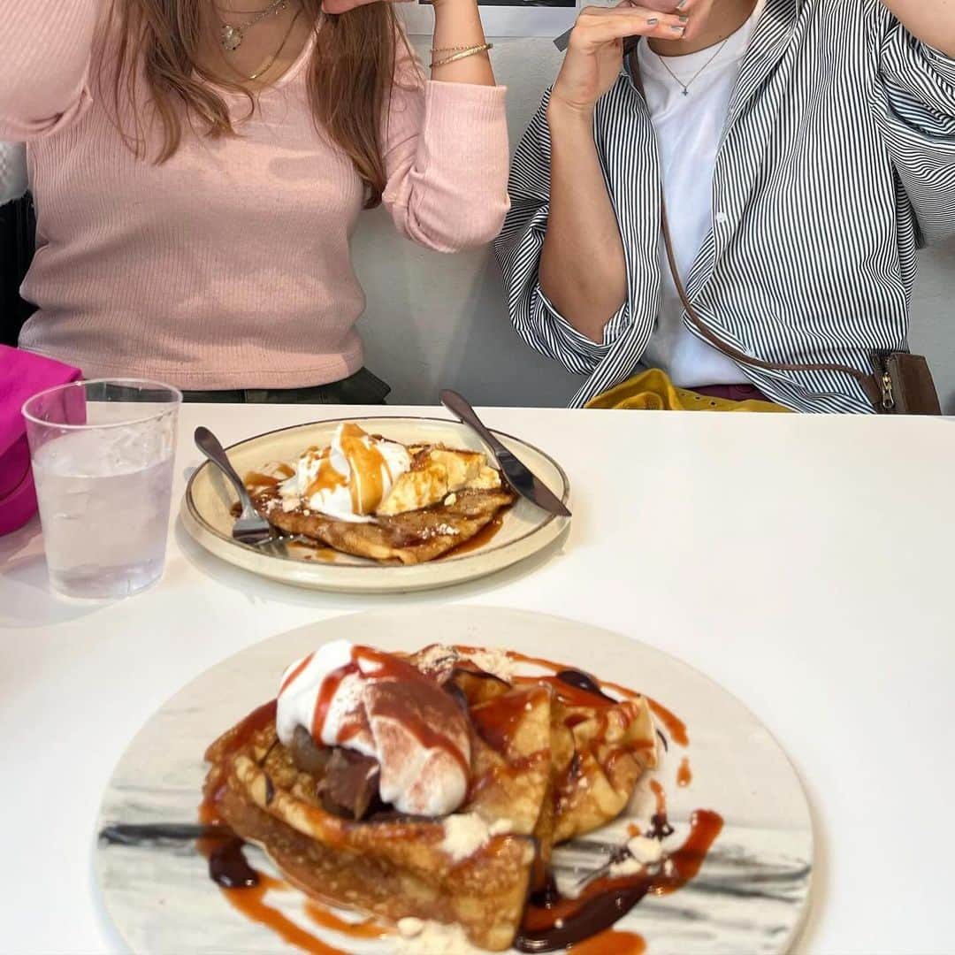 井村亜里香のインスタグラム：「ガレットとクレープのPOPUP🍴 @boundary_co_ 🫖  タイミングよくだいすきな2人と行けた週末。 @ayakawasaki❤️ @sayubaby3181   甘すぎない上品な優しい味のクレープの虜になってしまった♡ 器もお店に置いてあるお花や花瓶もセンス💯でかわいかった〜  クリスマスケーキも可愛すぎるので予約しよう🎂🎅🏼  【次のPOPUP開催日】 11月23(木).24(金).25(土) Open 9:30〜17:30  #boundary#kamakura#kamakuracafe #ガレット#クレープ#鎌倉popup#鎌倉グルメ  #鎌倉カフェ#鎌倉スイーツ#鎌倉散策」