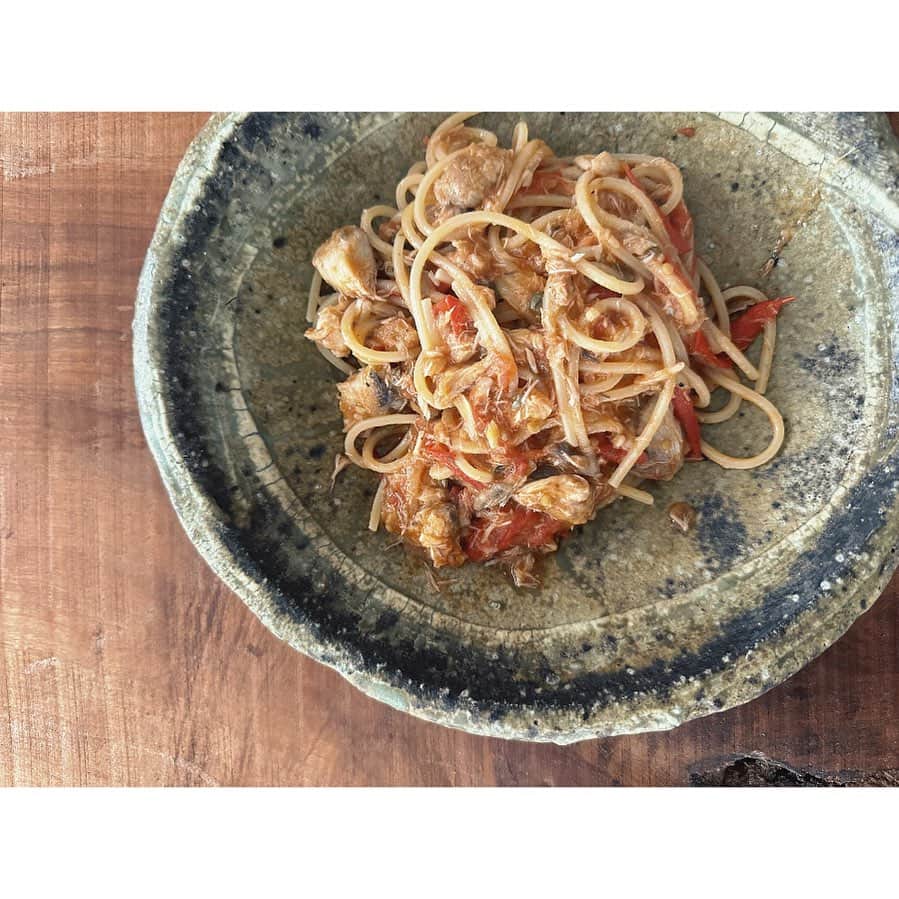 ハミルのインスタグラム：「. . 【　鯖とトマトのパスタ　】  焼いておいた鯖が残ってしまっだので、 トマトとケパーでパスタに.  鯖以外にも鰯でも鯵でも作るこのパスタ.  イタリアパセリがなくってハーブ欲しかった。  仕事の合間のまかない飯、ちゅるる.」