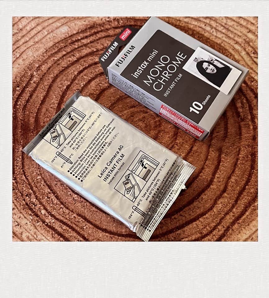 かせきさいだぁのインスタグラム：「昨日3軒家電量販店をモンキーで回ったが、チェキのフィルムがマジで売ってなかった…€＝orz 調べたら、世界的なチェキ人気にフィルム不足になり今富士フイルムは新しく工場を建てていて、2025年に完成したらフィルムがもう少し増えるのだそう。結構先なんですけど… 量販店では新製品のチェキが色々売っているのに、フィルムが無い！意味ないじゃん‼︎って状況だった」