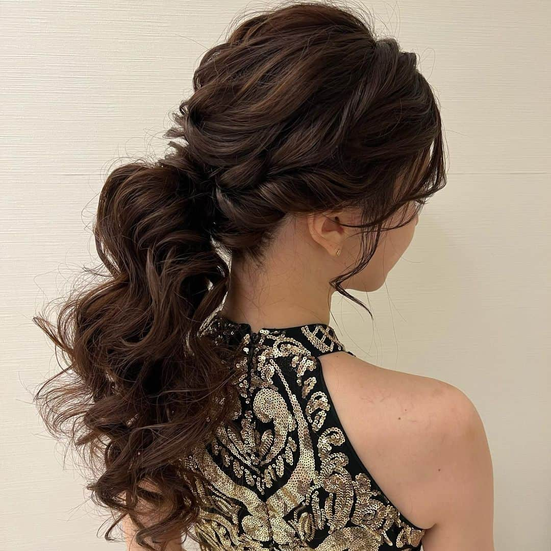 Tomoyo Kitamuraさんのインスタグラム写真 - (Tomoyo KitamuraInstagram)「お客様ヘアセット✨ ボリュームローポニー  #ヘアメイク #プレ花嫁 #外注ヘアメイク #前撮り #2023冬婚  #ヘアセット #2023秋婚 #ヘアアレンジ #グラハイ花嫁 #パレス花嫁 #アンダーズ花嫁 #ウェスティン花嫁  #chanel  #シャネル #ウェディングドレス  #ウェディングヘア #前撮りヘア #dior #ローポニー　 #ポニーテール #2024春婚」11月7日 15時16分 - tmy_o3.pugmi