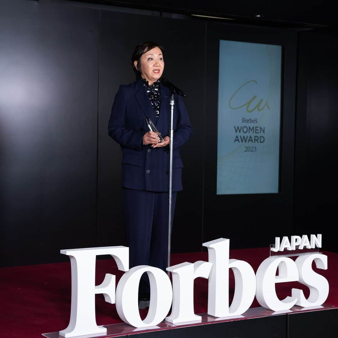 資生堂 Shiseido Group Shiseido Group Official Instagramさんのインスタグラム写真 - (資生堂 Shiseido Group Shiseido Group Official InstagramInstagram)「Shiseido wins first place among approximately 1,900 companies in the ”Corporate Ranking” at Forbes JAPAN WOMEN AWARD 2023, one of Japan's largest women's awards hosted by Forbes JAPAN.   Yukari Suzuki, our Director, Senior Executive Officer, and Chief D&I Officer, stated, "There is no one-size-fits-all solution for promoting women’s empowerment and a strong commitment from top management is essential. There is a lot to address. For example, the people’s mindset, the mindset of superiors at work, and the need for work environment improvement. We have received recognition for our comprehensive efforts in the areas of diversity, work environment, and human capital development, and this has given us the courage to take on future challenges. We consider enabling the diverse abilities and talents of our employees to flourish an important management issue, and we will continue to promote diversity & inclusion (D&I) as our growth strategy. Contributing to the D&I of society as leaders of Japanese companies is also something we aspire to do."   For more information, please visit: https://corp.shiseido.com/en/news/detail.html?n=00000000003707  資生堂は、日本最大規模の女性アワード「Forbes JAPAN WOMEN AWARD 2023」にて約1,900社の中から「企業ランキング1位」に選ばれました。  当社取締役常務チーフD&Iオフィサーの鈴木ゆかりは、「女性活躍推進に1つの万能な解決策はなく、トップマネジメントの強いコミットメントが不可欠。本人、職場の上司のマインドセット、働く環境の整備と、様々な角度から取り組む必要があります。今回、ダイバーシティ、労働環境、人的資本開発といった多方面から、当社の統合的な取り組みを評価いただき、今後に向けた勇気をいただきました。多様な社員が持てる能力・才能を花開かせることが重要な経営課題と捉えており、これからもダイバーシティ&インクルージョン（D&I）を当社の成長戦略として取り組みます。社会のD&Iにも、日本の企業のリーダーとして貢献していきたいと考えています。」と語りました。  詳しくはこちら：https://corp.shiseido.com/jp/news/detail.html?n=00000000003707  #Shiseido #diversityandinclusion」11月7日 15時16分 - shiseido_corp