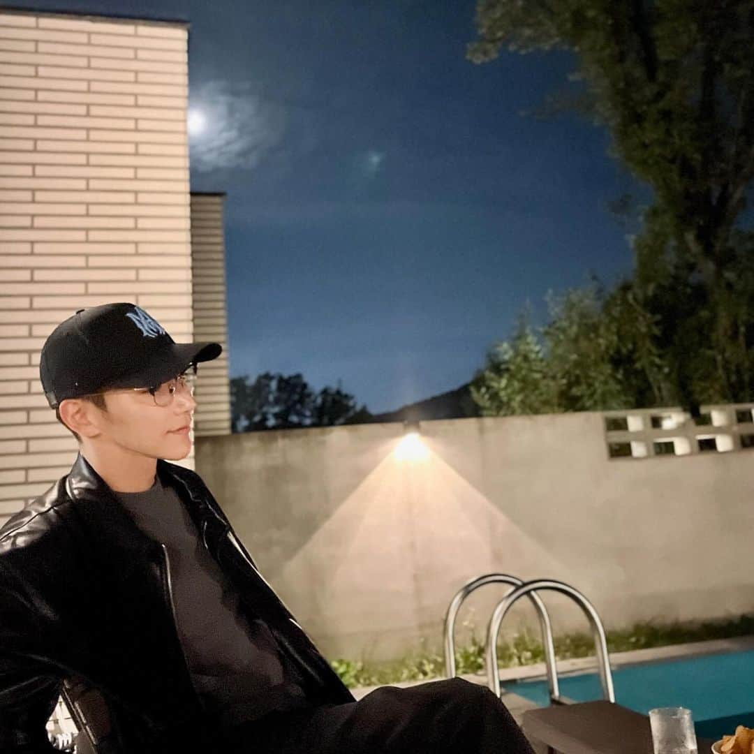 ジュンス のインスタグラム：「가을도 빨리 끝나가는 중 🍂 우리모두 감기 조심해요❤️‍🩹 솔로콘서트와 앨범 열심히 준비중😊💪 곧 만나요🫶🏻」