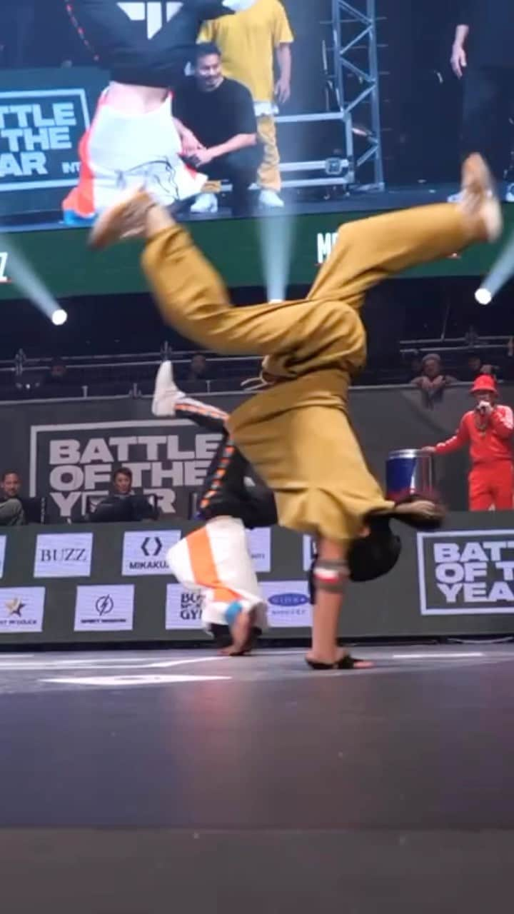 飯沼月光のインスタグラム：「@mortalkaku and @bboy_tsukki went crazy last year at last years Battle Of The Year World Final!  WILDCARD #1  @mortalcombat_official   📹 @stanceelements   #boty #battleoftheyear #world #final #japan #osaka #unitedinbreakin #breakin」