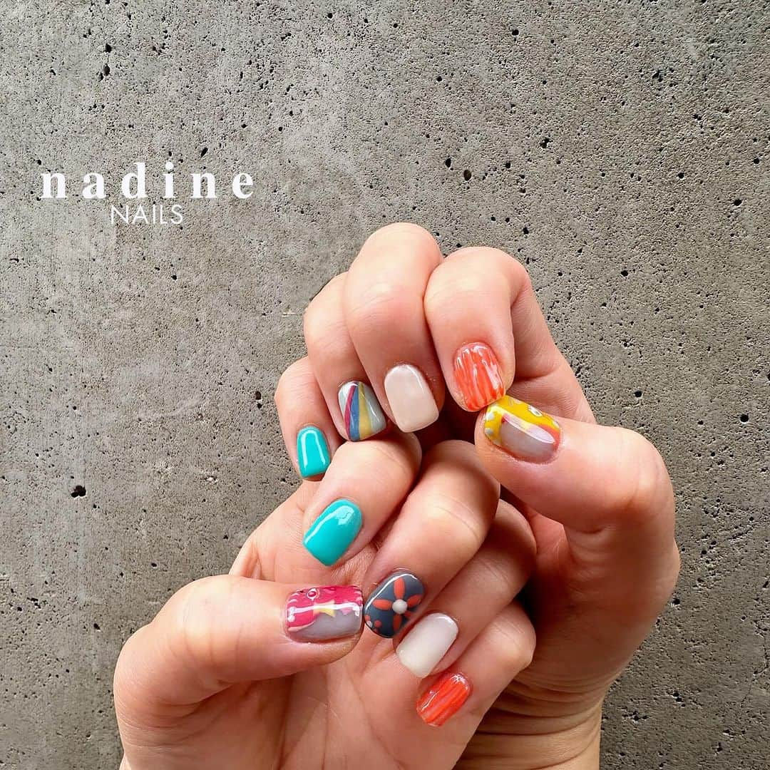 nadineNAILSのインスタグラム：「ありがとうございました☺︎☺︎ * * *   #ブギウギネイル #チェコ雑貨ネイル #ポップネイル  #個性派ネイル #オタクネイル#大人ネイル#大人可愛いネイル#nailart #naildesign#tgel #nailstaglam#手描きネイル#美甲#指甲#젤네일#네일아트#에일살롱」