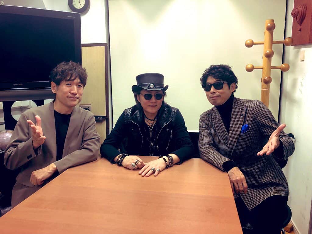 ゴスペラーズ【公式】のインスタグラム：「. ／ #石井竜也 さんがDJを務める、 FMヨコハマ「JAL presents FLYING HEART」#村上てつや、#酒井雄二 が2週連続 #ゲスト出演！🕶🍞 ＼  ■放送日時 11/12（日）、 19（日）  12:00～12:30  ▶️詳細はこちら https://www.fmyokohama.co.jp/program/flyingheart  #ゴスペラーズ  #浪漫飛行」