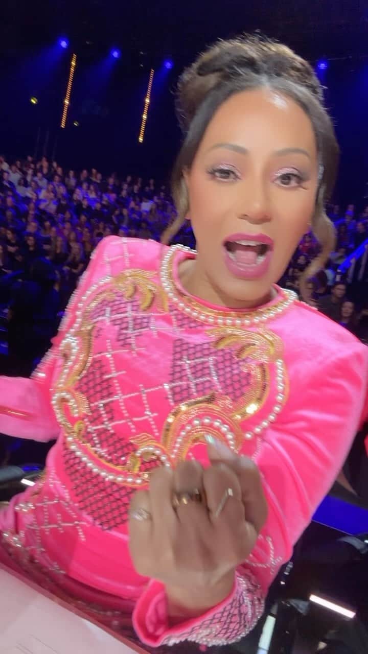ハイディ・クルムのインスタグラム：「@officialmelb @agt ❤️😘🥳」