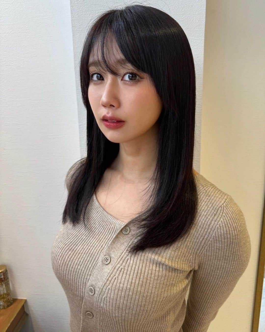 相原美咲さんのインスタグラム写真 - (相原美咲Instagram)「私の地元北千住で髪の毛黒に染めてきたよ〜🐦‍⬛💓💓 どうかな？🦀  @taiki_nishida  さんのアカウントにも動画があるのでぜひ見てね☺️👍  今日もお疲れ様💓おやすみ💤」11月7日 20時48分 - aiharamisaking