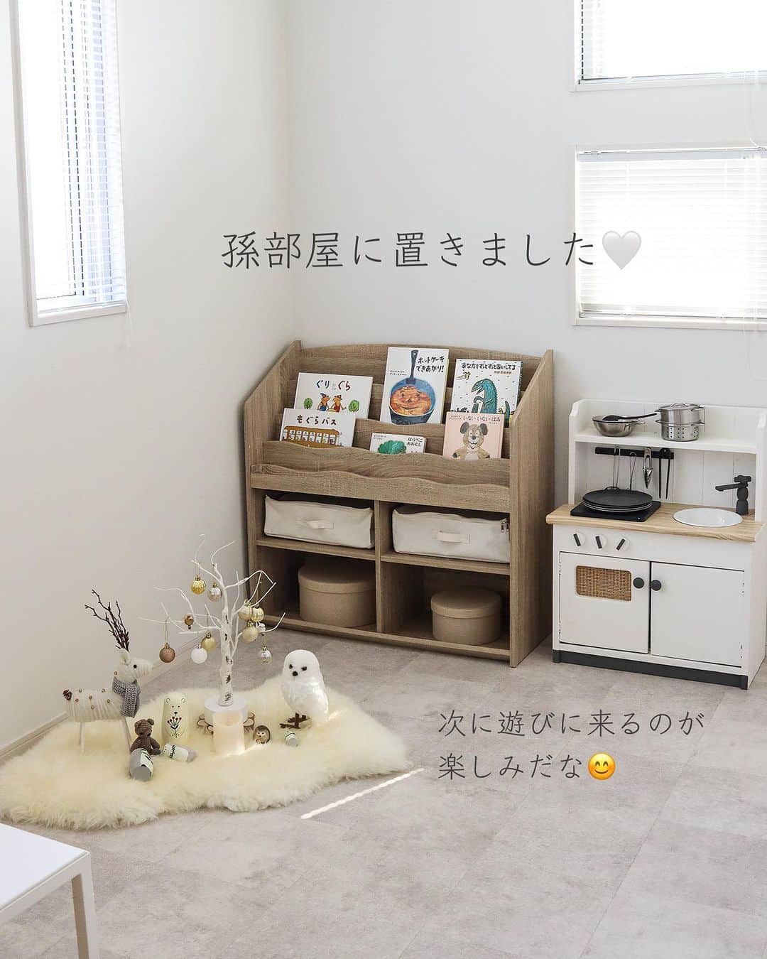 瀧本真奈美さんのインスタグラム写真 - (瀧本真奈美Instagram)「＊ 早いものでもう11月。 クリスマスもきっとすぐ来ますね～🎄　  ここ数年、クリスマスどころじゃ なかったけど、今年以降は ちゃんと楽しんでいこうと思います♡  ということで、早速飾り付けてみました！ @nitori_official さんの「どこでもクリスマス」 久々のツリーの飾り付け、楽しかった♡  クリスマスツリーって 圧巻の大きさにも憧れつつ 部屋が狭くなる問題&収納に困る んですよね。 ツリーが大きいと装飾品も量が増えるけれど・・・  今回使ってみた LEDツリー(40cm シラカバウッドn3BF) は、コンパクトでサイズ感がすごくいい◎  床置きも可愛いけど、小さなスツール、 ちょっとした棚の上、 卓上にディスプレイできるサイズ！  自動点灯・消灯のタイマー付きなので ずぼらな私にはさらに助かる＊  孫部屋に飾ってみたけど、 あまりに可愛すぎて 今はリビングに置いています。 間接照明としてこれから毎日使おう♡  ちょっとね、気持ちがしんどい時とかに こういう小さいけど、 “温かさ”や”楽しい”を感じられるものがあると 心からホッとします＊ ニトリさんに感謝です！  他にも部屋を圧迫しない ミニマルなクリスマスグッズがたくさん。 ストーリーから 【ニトリでどこでもクリスマス】 のサイトをご覧になってみてください＊  ※季節品につき、ご紹介したアイテムが 売り切れとなる場合があります。 お早めにcheckを♡  それでは♡  #PR #ニトリ #ニトリのクリスマス #どこでもクリスマス #クリスマスツリー #Xmas #Christmas #ミニマルライフ #暮らしを楽しむ #リビング #kidsroom #インテリア」11月7日 20時48分 - takimoto_manami