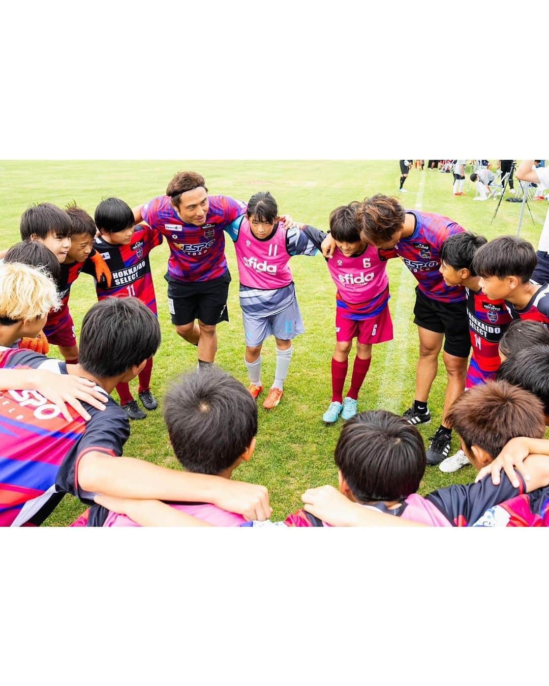 巻誠一郎のインスタグラム：「.  【FDchallengeCUP】U12 KYUSHU INTERNATIONAL FOOTBALL DREAM  CHALLENGE CUP 2024 〜セレクションに参加して選抜チームで世界大会に出場しよう！〜  この度カベッサ熊本では2024年4月にFDchallengeCUP【U-12国際フットボールドリームチャレンジカップ2024】を開催します。  開催に伴い、熊本県のサッカー少年を対象に【FD KUMAMOTO】として（那須　大亮）が率いる国際大会に参加できるセレクションを実施します。  日　　時：2023年11月25日（土） 　　　　受　　　　付　18:30~18:45 　　　　セレクション　19:00~20:45 会　　場：スポーツの森・大津（人工芝グラウンド） 対　　象：現小学4年生・5年生 参加費　：2,000円 申　　込：QRコードを読み取り、申込フォームからお申し込みください。 締　　切：11月17日（金）先着100名　※定員に達した場合は締切となります。 持ち物　：サッカーのできる服装・スパイク・レガース・ボール・ドリンク 注意事項：参加の際は必ず所属チーム指導者の承諾を得ること。怪我をした際の応急処置はしますが、その後については自己対応とする。　　 セレクションに合格した際は必ず大会に参加すること。 合格人数：12〜16名　（FP11〜14名、GK1〜2名） 合格発表：12月1日（金）までにメールにてお知らせします。 合否のお知らせは合格者のみとさせていただきます。  【FD KUMAMOTO】 チーム名　　FD KUMAMOTO 監　　督　　那須　大亮 合格者は月に2度程度トレーニング予定 4月4日前日マッチ　4月5日〜7日（3泊4日）  合格者にはオリジナルユニフォームプレゼント！ さらに参加費無料（宿泊費・大会期間中の必要経費）  【前回FD CUPセレクション映像】 https://www.youtube.com/watch?v=9dn0syIotcE」