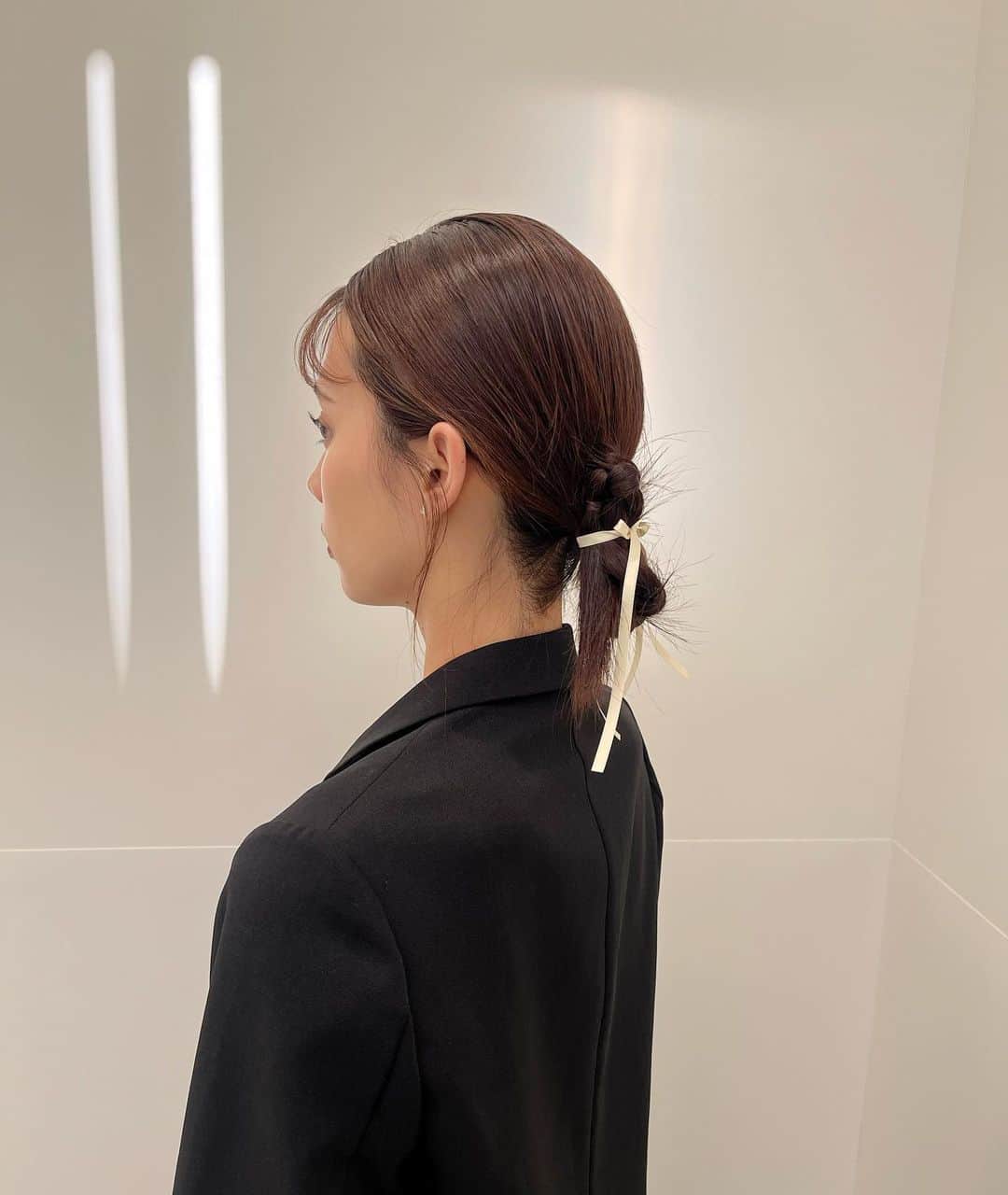 玉井らんさんのインスタグラム写真 - (玉井らんInstagram)「ヘアアレンジ続きます🫥 . . @_namiiiiism_ スタイル . . 白リボン🤍かわいい . . #ヘアアレンジ #リボンアレンジ #卒業式ヘア #成人式ヘア #結婚式ヘアアレンジ #お呼ばれヘア #結婚式ヘア #三つ編み #三つ編みアレンジ #ベロアリボン」11月7日 20時48分 - ran_tamai