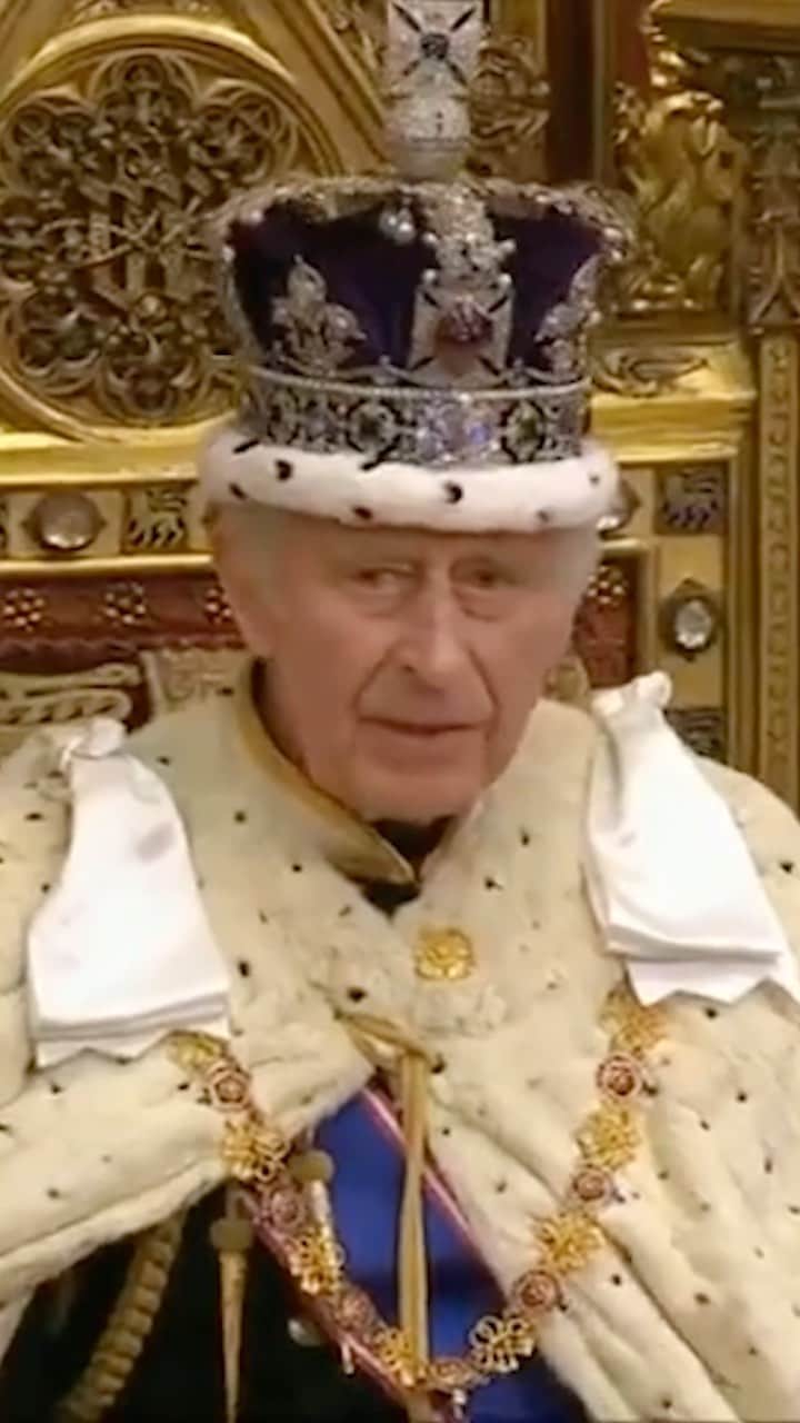 ロイヤル・ファミリーのインスタグラム：「Their Majesties The King and Queen arrive in the @UKHouseOfLords chamber for The King’s Speech.   This is His Majesty’s first State Opening of Parliament as monarch. The speech, written by the government, sets out upcoming legislation and planned state visits.   #KingsSpeech #StateOpening #StateOpeningOfParliament #UKParliament #HouseOfCommons #HouseOfLords」