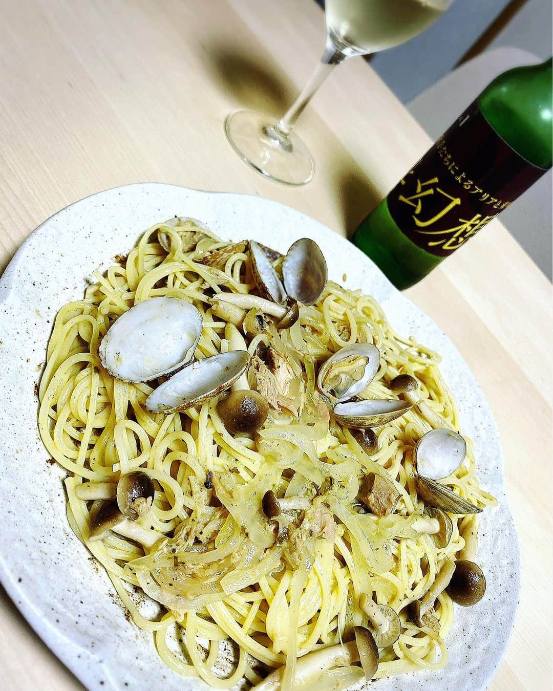 のインスタグラム：「あさりパスタ作るのに料理に使える白ワインないー、て、焦って冷蔵庫みたら、7月に金沢で小道具に使ったミニボトルがそのまま(細工したラベルも！笑)入ってた！ 愛と幻想のシーフードスパゲティ... 美味しくできました。笑笑 (半分だけロカボパスタ使ったあたりが"幻想"に相応しかった気がする......)」