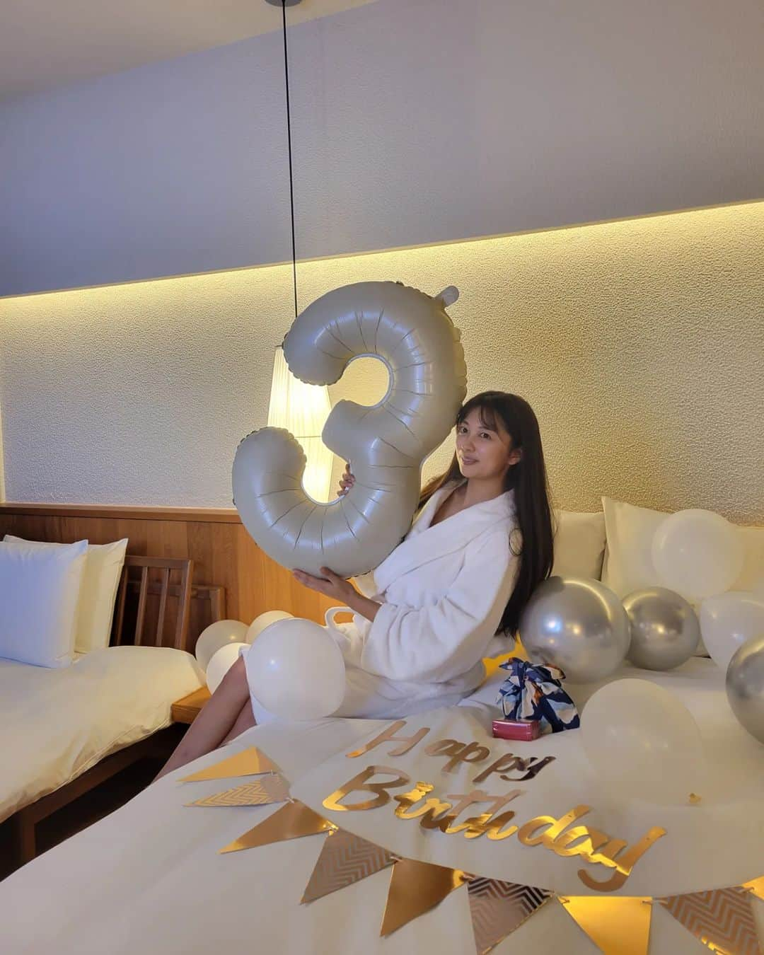 保坂玲奈のインスタグラム：「もねちゃんbirthdayをみんなでお祝い💐  『M』の数字を買ったつもりが、 間違えて『3』を買ってたから横にして『M』にしたけど 秒でバレたよ🥹 （かすりもしない3の風船買ってごめんよ🥹）  私が30歳になったら使いまわして祝っておくれ🥹」