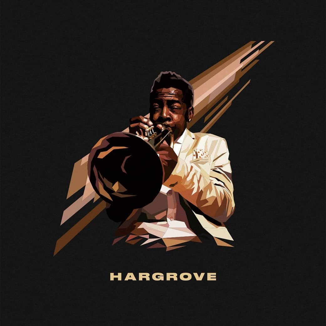 のインスタグラム：「映画『ロイ・ハーグローヴ 人生最期の音楽の旅』と<APPLEBUM>とのコラボ企画 「”HARGROVE” T-Shirt」  11月17日(金)から始まる映画『ロイ・ハーグローヴ 人生最期の音楽の旅』の公開を記念して、コラボレーションTシャツを販売致します。 澁谷忠臣氏による直線のみで構成された独特なタッチで表現したグラフィックを落とし込みました。  =================  「ロイ・ハーグローヴ」 若くしてソニー・ロリンズ、オスカー・ピーターソン、ハービー・ハンコックなどの巨匠に起用される一方、 自身のバンド「ロイ・ハーグローヴ・クインテット」を率いて活躍。  さらに、エリカ・バドゥ、ディアンジェロ、クエストラヴ、モス・デフ(ヤシーン・ベイ)など、 同世代の R&B／ヒップホップのアーティストと交流し、 “ネオソウル”と呼ばれた新しいブラック・ミュージックの潮流の創出に貢献した。  そして、プロジェクト「RH ファクター」では、ジャズと R&B／ヒップホップを本格的に繋ぐ先駆者となり、 ロバート・グラスパーに連なる現代ジャズ・シーンの礎を築いた。  =================  詳細はオフィシャルWEBサイトのFEATUREページをご覧ください。  @applebum_tokyo @hargrovedocumentary #applebum #hargrove」