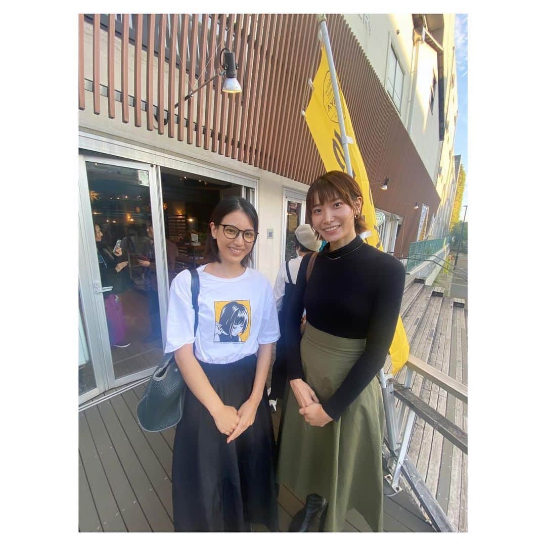 今泉マヤのインスタグラム：「#好男子の行方 #3億円事件  マネージャー @m.rushe7 さんが 代表を務める @exapplause_pro  所属 の俳優 #杉木隆幸 さんに お誘いいただき…観てまいりました。  同じ事務所の#朝霧真 @giri.giri0617 さんと🩵  … 昭和の日本のサラリーマン👨🏻‍💼7人。 全員「いるいる…！」と思うのに、 其々しっかりキャラ立ちしていて なんとも愛おしいおじさま方々。。 あっという間の100分間😳💯  誤魔化しのきかない 固定の舞台にほぼ7人が出ずっぱり。 役者さん方の間合い・芸の細やかさが より際立っていました。 途中の時間軸の経過後も、 その重みが感じられて良かった…！！  帰り際元宝塚の朝霧さんとも 芝居談義が炸裂しました😆  11/15まで 押上・錦糸町にて是非。 チケットもまだあるそうです☺︎✨  #11月なのに半袖でした」