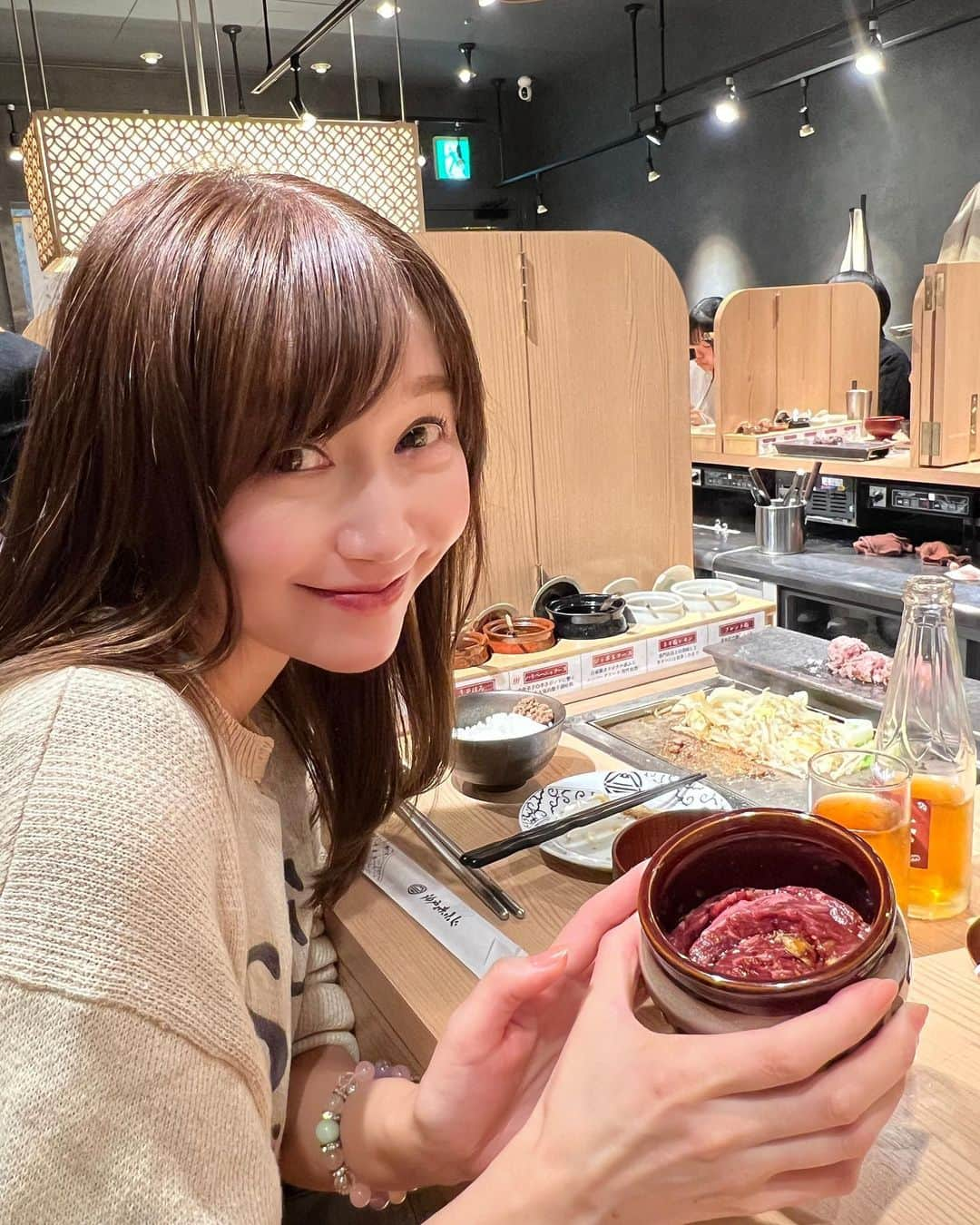 開高明日香のインスタグラム：「神戸赤ふじ‼️  一号店に前回お邪魔して、その美味しさに感動しちゃったんだけど。  10月にミント神戸に2号店が オープンしたとのことでお邪魔してきました！  ミント神戸店でしか食べれない幻の熟成ハラミ！ 柔らかく旨辛ダレで封印されたお肉、これまたハマった🙄  ハンバーグもやっぱり最高で、ご飯おかわりしちゃいました🤤 【ごはんとお味噌汁のおかわり自由なのです❣️】  案件に同行してもらってる、あの少食のこだっちも、ごはんおかわりして、びっくり😳 【おかわり、こだっち小で、わたし中なのは内緒🤫】  味変ができる自家製薬味も種類たくさんで、ずっと飽きない🩷  PR @kobe_akafuji #神戸牛 #神戸牛ランチ #神戸グルメ #神戸焼肉 #神戸ハンバーグ #神戸ご飯 #神戸赤ふじ」