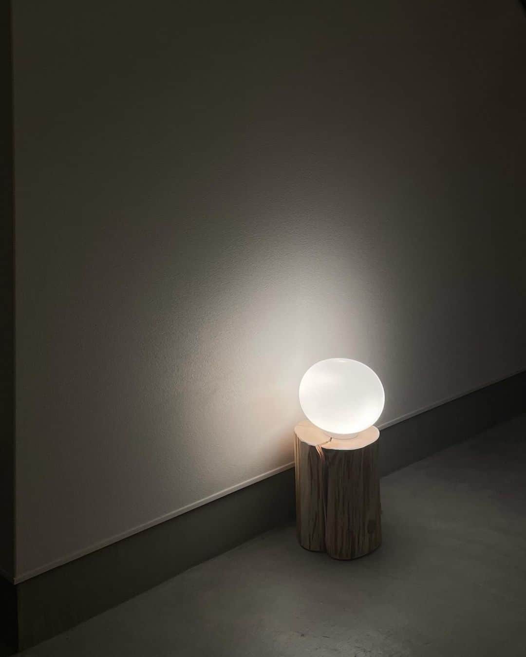 潮田あかりのインスタグラム：「🏠 土間には @flos のライトを。  #注文住宅 #flos #floslighting #土間 #akari_house」