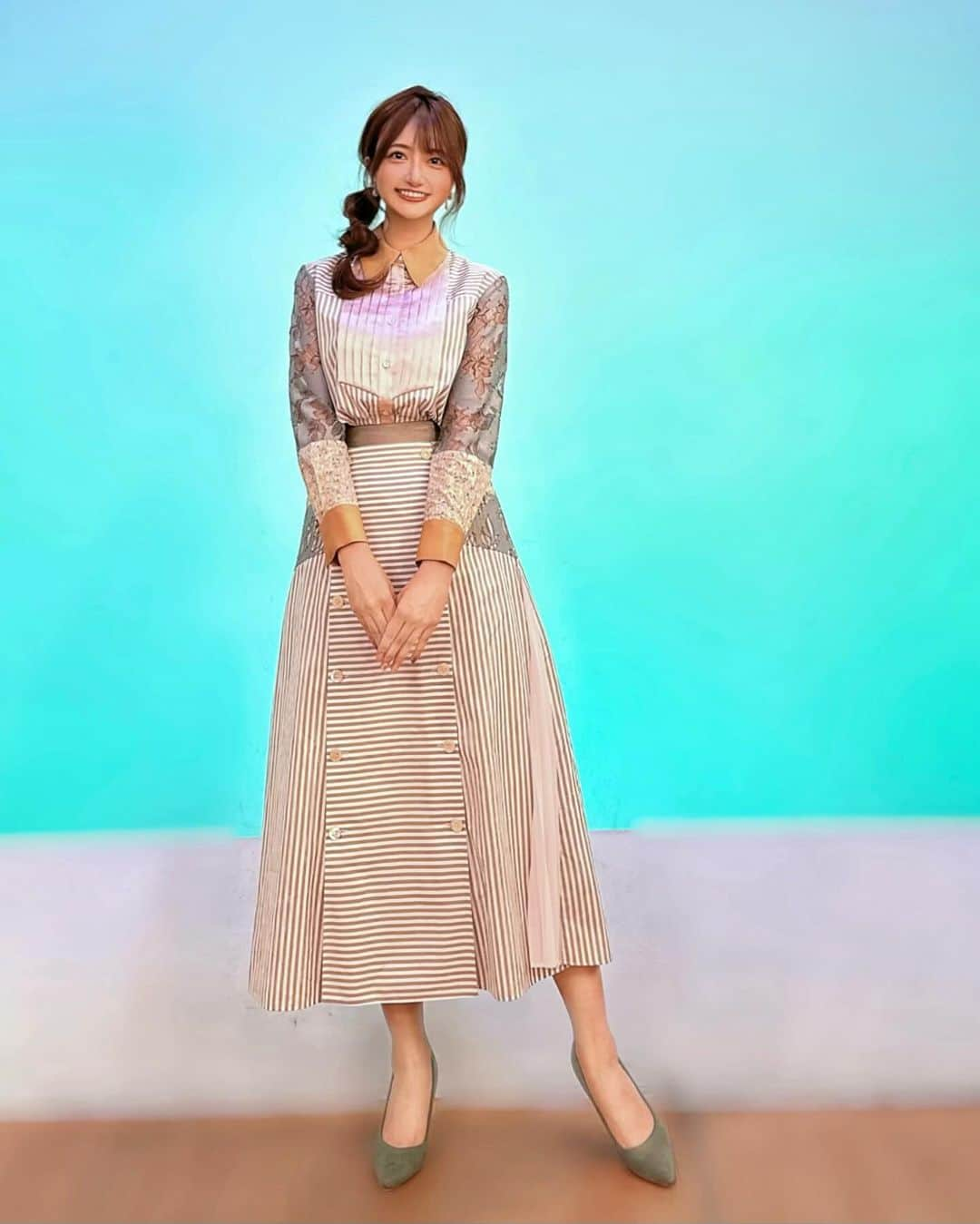 羽田優里奈のインスタグラム：「. 先週の番組スタジオ衣装です🌼 . shirt & skirt ▷ #adelly  . 他にはないデザインにキュンです🫰 様々な色と素材が組み合わさった 遊び心のあるセットアップでした！ . ヘアメイクのゆきこさんがしてくれた  #たまねぎヘア 🧅✨(・ω・ )oo◁ . . 今週のkyobizでは、 ビジタネと8minutesのコーナーも担当いたします。 羽田盛りだくさんです。よろしくお願いいたします☺︎ . . . . . . . . －－－－－－－－－－－－－－－－－－ KBS京都『kyobiz』(経済報道番組) 毎週金曜日 21：00〜22：25 生放送📺 京都の経済情報を盛りだくさんでお届けします🍵 －－－－－－－－－－－－－－－－－－ . . . #kyoto #京都 #kyoto #関西 #ヘアアレンジ  #衣装 #セットアップ #シャツコーデ #ストライプ  #リポーター #タレント #アナウンサー #モデル  #スカートコーデ #異素材mix #シャツコーデ  #高身長女子 #骨格ストレート #秋コーデ #秋服  #レースシャツ #ブラウス #ヘアセット #时尚  #ファッション #コーデ #カジュアル  #fashion」