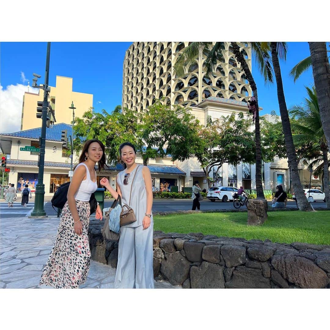 中津悠希さんのインスタグラム写真 - (中津悠希Instagram)「子供の頃からの家族の思い出の場所で記念撮影☺️📷🌈コナコーヒーのアイスクリーム大好き🤤🍨Day 2🏝 #family #memories #familytrip #trip #hilton #hawaii #家族 #思い出 #旅行」11月7日 15時18分 - yukinakatsu