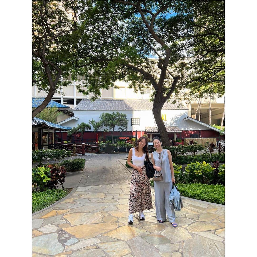 中津悠希のインスタグラム：「子供の頃からの家族の思い出の場所で記念撮影☺️📷🌈コナコーヒーのアイスクリーム大好き🤤🍨Day 2🏝 #family #memories #familytrip #trip #hilton #hawaii #家族 #思い出 #旅行」