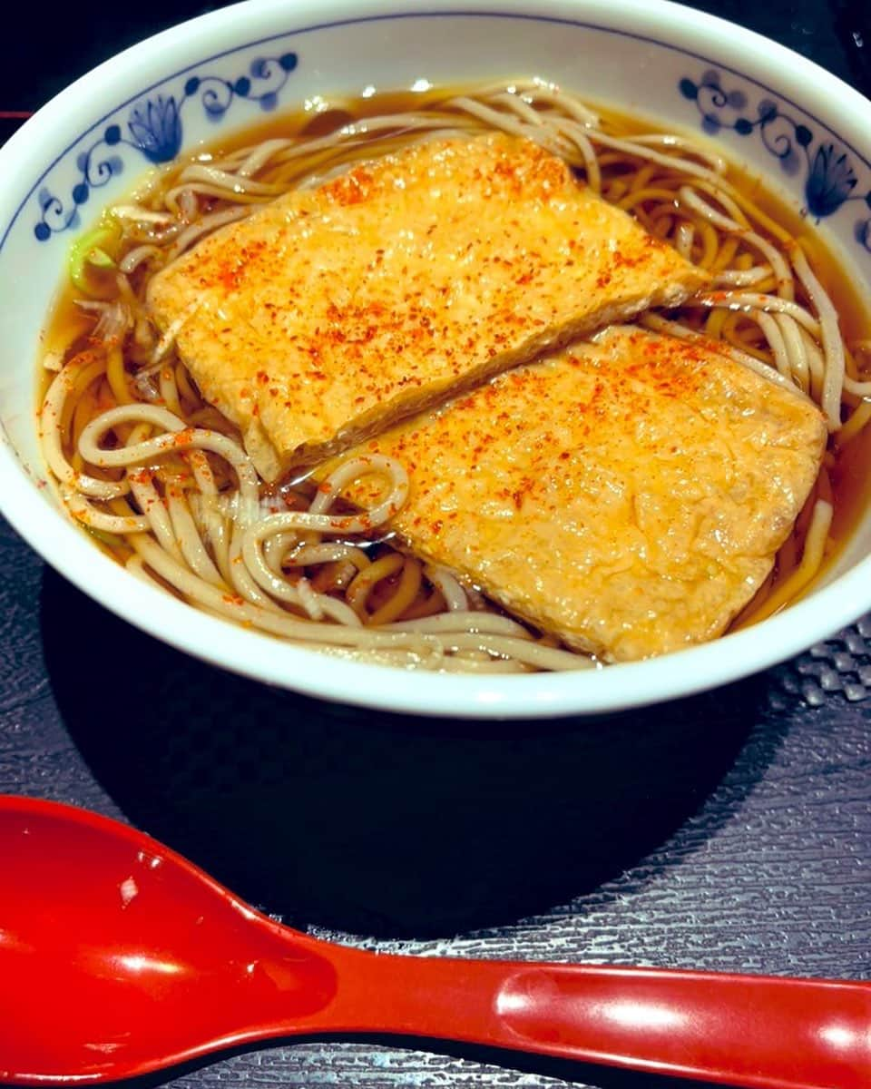 かないみかのインスタグラム：「仕事終わりキツネ蕎麦を食らいました♥️ さて、今日はこれからパーソナルトレーニングさ✌️✨ 雨上がってよかったね♥️♥️♥️」