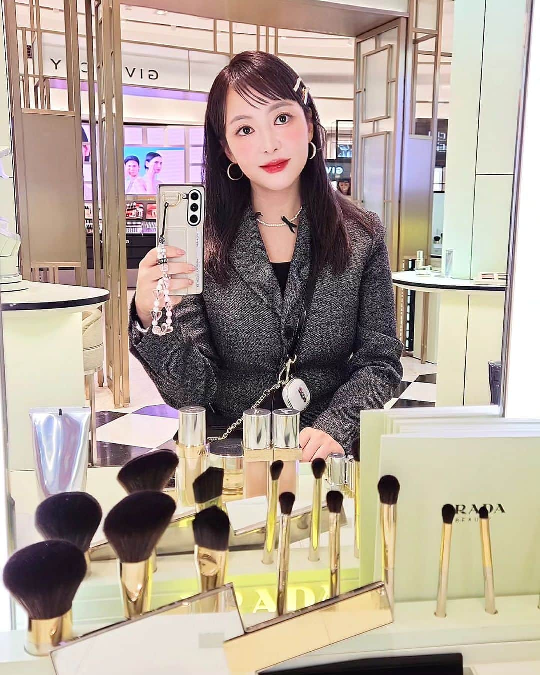 会社員J（会社員Aちゃん）のインスタグラム：「ロンドンのPRADA BEAUTY店舗💚 全～部買ってきました✌️」