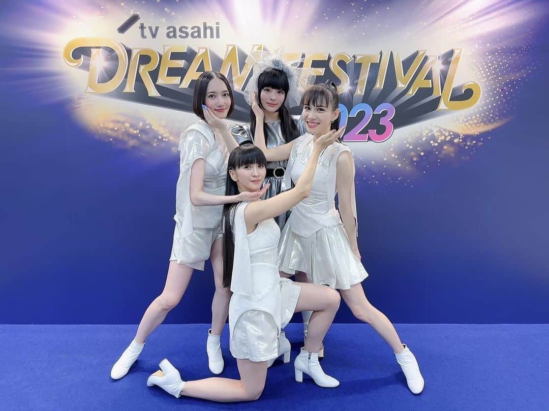 きゃりーぱみゅぱみゅさんのインスタグラム写真 - (きゃりーぱみゅぱみゅInstagram)「父に「凄くかっこいいイケてるグループがいる！」と薦められて初めて聞いた楽曲がポリリズム。初めてPerfumeの曲を聴いた時、MVを見た時、私の中でビビビと衝撃が走ったのを覚えている。平凡な私の日常をキラキラと輝かせてくれた。16歳の私は高校に行く時自転車を漕ぎながら〝plastic smile”を毎日ずーっと聴いていた。狂ったように聴いていた。私の青春のテーマソングでした。  そんな私がきゃりーぱみゅぱみゅになってPerfumeとPONPONポリリズムを歌い同じステージに立てた時、緊張と感動で胸いっぱいの気持ちになりました(;_;) 忘れられない一生の思い出。  この日のためにマッシュアップを作ってくれた中田ヤスタカさん、構成をつけてくれたMIKIKOさん。そしてこのような素敵な機会を作ってくれたPerfumeの皆さん。本当にありがとうございました！  当日はお父さんも観に来てくれていて人生で1番の親孝になりました(;_;)(;_;)高校生の私に未来はこんなに最高なことが待ってるよ！だから頑張って生きるんだよ！って教えてあげたい  夢が1つ叶いました✳︎」11月7日 15時21分 - kyarypappa