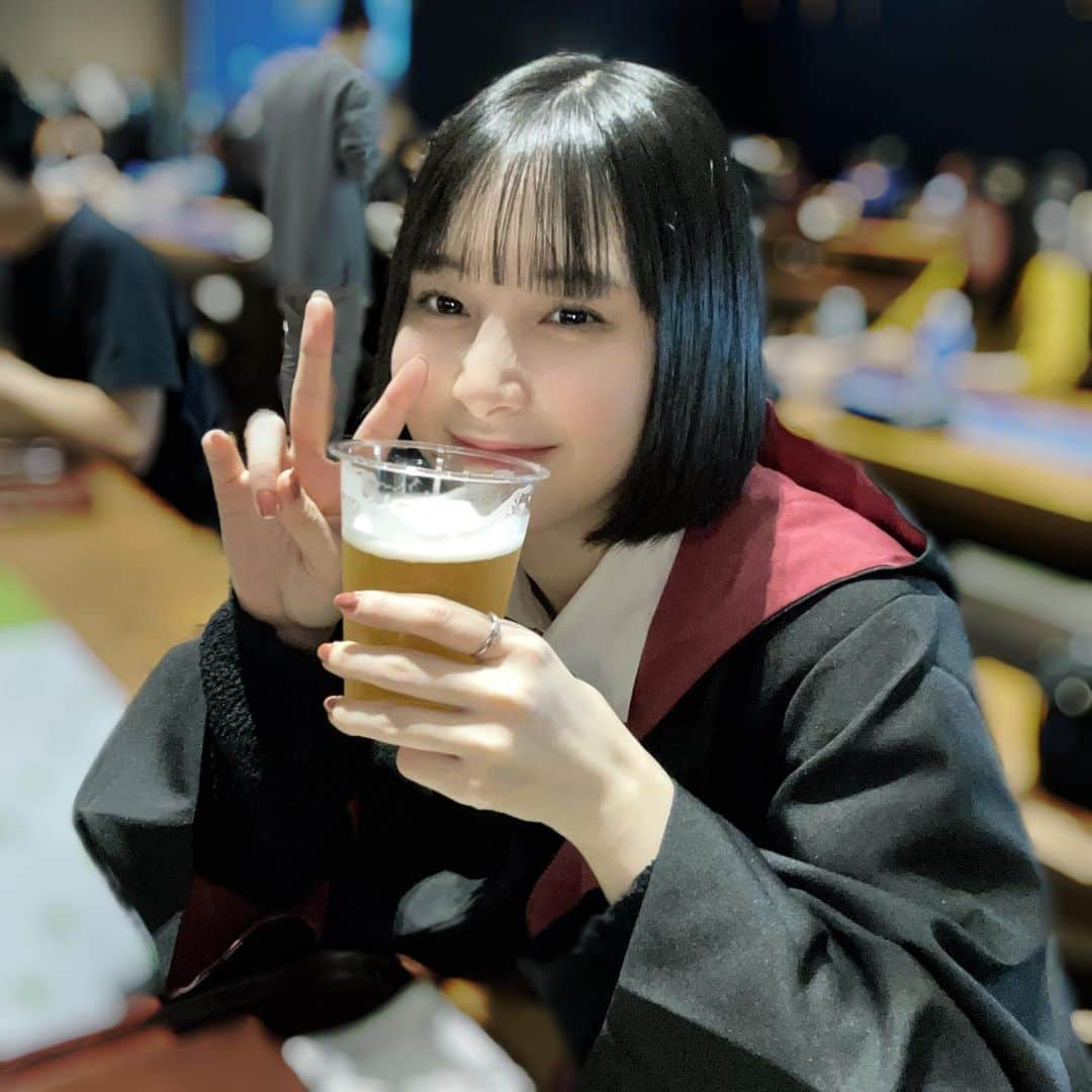 まなこさんのインスタグラム写真 - (まなこInstagram)「ビールうまそうに飲む女サン  #셀카 #오오티디 #ootd #ボブ #黒髪 #옷스타그램 #ハリーポッタースタジオツアー #グリフィンドール #ビールが好き #ビール女子」11月7日 15時22分 - mntr39