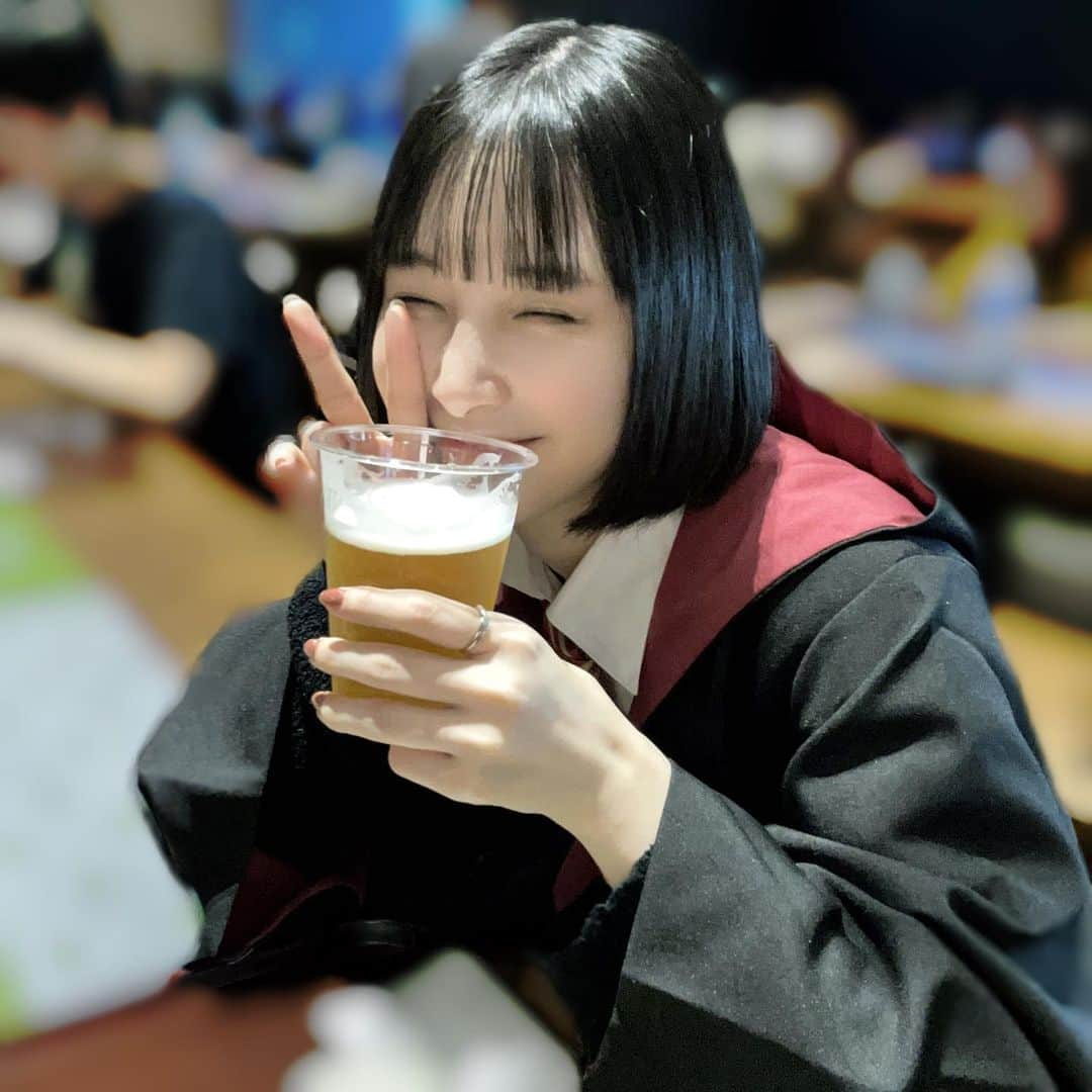 まなこさんのインスタグラム写真 - (まなこInstagram)「ビールうまそうに飲む女サン  #셀카 #오오티디 #ootd #ボブ #黒髪 #옷스타그램 #ハリーポッタースタジオツアー #グリフィンドール #ビールが好き #ビール女子」11月7日 15時22分 - mntr39