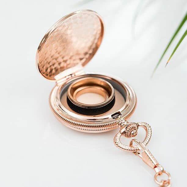 結婚準備さんのインスタグラム写真 - (結婚準備Instagram)「ピンクゴールドの懐中時計の形のリングケースです。  指輪交換を普通のリングピローではやりたくないカップルに！  結婚記念日のプレゼントにも。  #リングケース #アクセサリーケース #ジュエリーケース #リングピロー #指輪交換 #結婚指輪 #ユアスタイルウエディング #yourstylewedding」11月7日 15時35分 - yourstylewedding