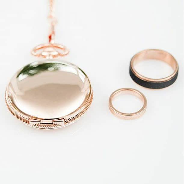 結婚準備さんのインスタグラム写真 - (結婚準備Instagram)「ピンクゴールドの懐中時計の形のリングケースです。  指輪交換を普通のリングピローではやりたくないカップルに！  結婚記念日のプレゼントにも。  #リングケース #アクセサリーケース #ジュエリーケース #リングピロー #指輪交換 #結婚指輪 #ユアスタイルウエディング #yourstylewedding」11月7日 15時35分 - yourstylewedding
