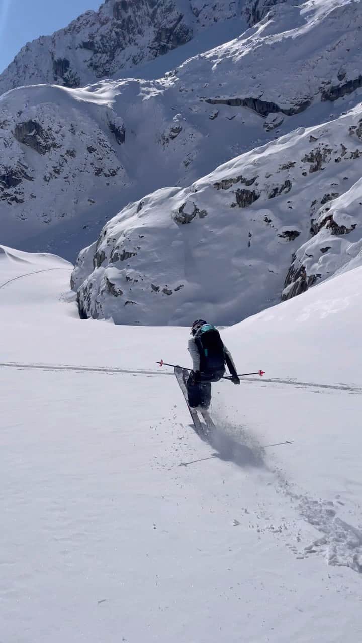 Mammutのインスタグラム：「After the STORM comes the SUN ☀️🤙🏼 • Just enjoyed a flowy MULTISPORT day 😎⛷🪂🏔 with @suunto & @mammut_swiss1862 #suuntovertical #collaboration 🙏🏼 #multisport #function 🙌🏼 • Finally the first SKI TOUR of the season went down! The unexpected powder SNOW made it even better! I brought my glider to be sneaky but it was already worthy to ski! #firstloveskiing 🙏🏼 Anyway I could get some moody evening flights in later during the day! #multisport #day #multisportdays #skiing #snow #powder #home #backyard #mountains #sunnyday #flying #paragliding #fliflafliegen」