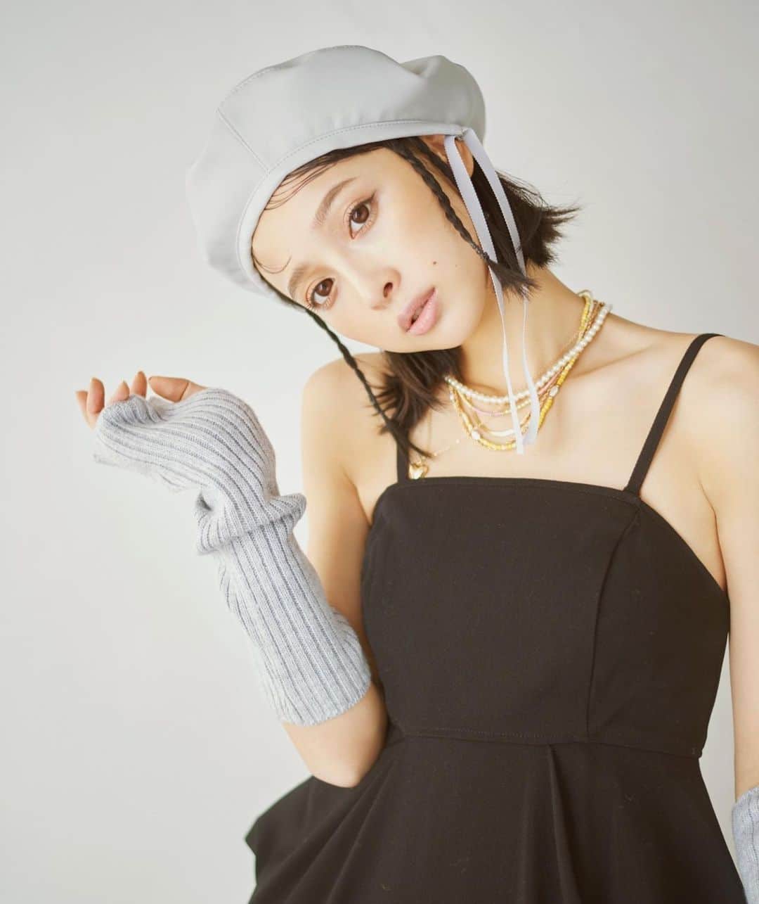 華村あすかのインスタグラム：「・ ・ ・  終始女子会のようなテンションで楽しくて甘い香りがプンプンして笑 あたたかーい空気の中での撮影でした🦙 ありがとうございました☺︎  ・ ・ @chihiro_peco  @hitomi_hairmakeup  @honaminakano_」