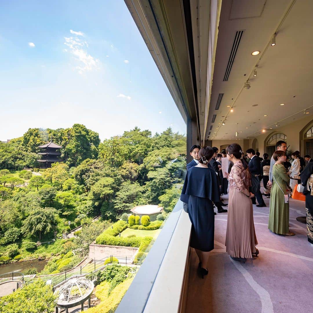 ホテル椿山荘東京ウエディングのインスタグラム：「❤  庭園を一望できるホワイエ💍✨ 大披露宴会場「雅」 …………………………………… ゆったりとした専用ホワイエからは、 緑豊かな庭園🌲を臨むことができ、 この景色を見たときの感動は ゲストの心にずっと残るものに♪  広々とした会場には、 「深紅のバラ」をテーマにコーディネート✨  エレガントで大人な雰囲気が とてもすてきです💛  TOKYO RESORT WEDDING 東京には、ひとを祝福する森がある。  ----------------------------------------------- @hotelchinzansotokyo_wedding のアカウントを タグづけ＆ #椿山荘花嫁 にてご投稿いただいた方より ステキなお写真✨をご紹介させていただきます。 皆さまのご投稿をお待ちしております ------------------------------------------------  #ホテル椿山荘東京ウエディング #ホテル椿山荘東京 #椿山荘結婚式 #東京リゾート #東京リゾートウエディング #tokyoresortwedding #東京花嫁 #関東花嫁 #花嫁ショット  #ウェディングレポ  #ホテルウエディング #結婚式準備  #結婚式場探し #式場見学  #卒花嫁 #2023花嫁 #大人花嫁  #会場コーディネート #テーブルコーディネート #フラワーコーディネート #ゲストテーブル #大人コーディネート #パーティー会場 #披露宴会場 #会場装花  #披露宴 #ホテル披露宴 #結婚披露宴 #ホテル婚」