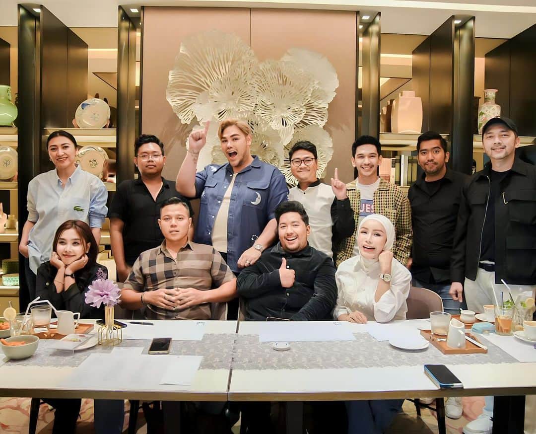 Ivan Gunawanのインスタグラム：「We are one  family ...... miss mega  bintang indonesia 🇮🇩」