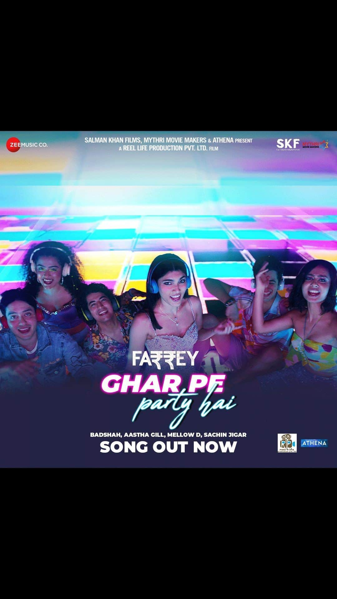 サルマン・カーンのインスタグラム：「Inn shaitaano ne toh Ghar Pe Party shuru karli... #GharPePartyHai Out Now! (Song link in bio)  @soumendra_padhi @alizehagnihotri @isahilmehta @zeynshaw @prasanna_bisht @ronitboseroy @juuhithesoniibabbar @yerneninaveen @atulreellife @nikhilnamit @sachinjigar @soulfulsachin @jigarsaraiya @badboyshah @aasthagill @mellowmellow @vijayganguly @sunirkheterpal @skfilmsofficial @mythriofficial @reellifeproduction @athenaenm @zeemusiccompany @castingchhabra @mukeshchhabracc @pvrpictures」