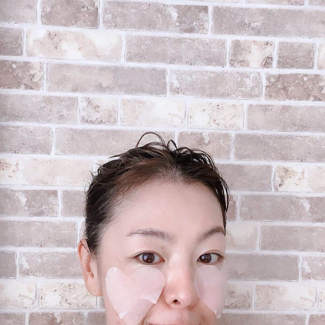 上田祥子さんのインスタグラム写真 - (上田祥子Instagram)「アルビオンから先月発売になった、部分用美容液パック、フラルネ モイスト ハートマスクとフラルネ カーミィ ティアドロップ マスク(各80枚入 税込3850円)。ハートは肌に水分とハリをチャージ。乾燥を防いで潤いツヤ肌へ。ドロップは肌荒れにアプローチ。毛穴や赤味が気になる時に使っています。形が楽しいと、使う気持ちもワクワク♪ ギフトにもおすすめです。 #フラルネ #アルビオン #フラルネカーミィティアドロップマスク  #フラルネモイストハートマスク #部分用美容液シートマスク」11月7日 15時32分 - uedasachikoinsta