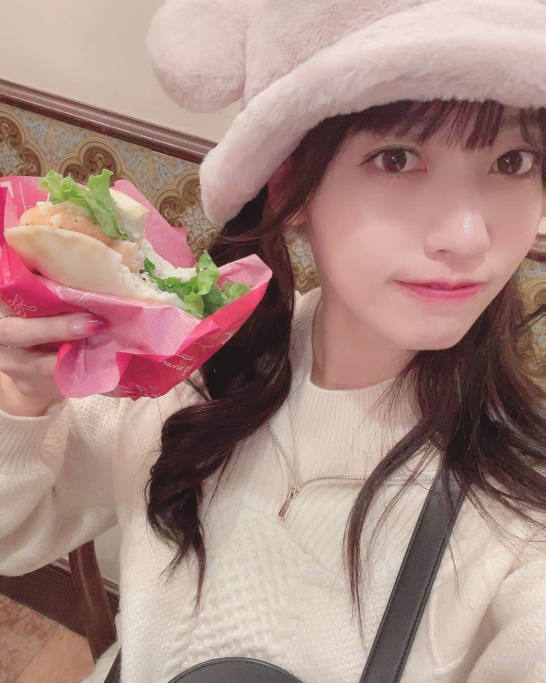 璃乃のインスタグラム：「ケイジャンシュリンプクレープなくなって悲しんでたらケイジャンシュリンプのフォカッチャ？出てた☺️🩵  #アイドル #グラビア #グラビアアイドル #idol #日本 #偶像 #japan #japanesegirl #follow #followme #セルカ #映え #メイク #ヘアアレンジ #韓国ヘア #かわいい #snidel #grail #プチプラコーデ #グレイル #frayid #usagionline #instagram #instagood #disney #ディズニーランド #クリスマスディズニー #xmas #ビジョビ #クリスマスメニュー」