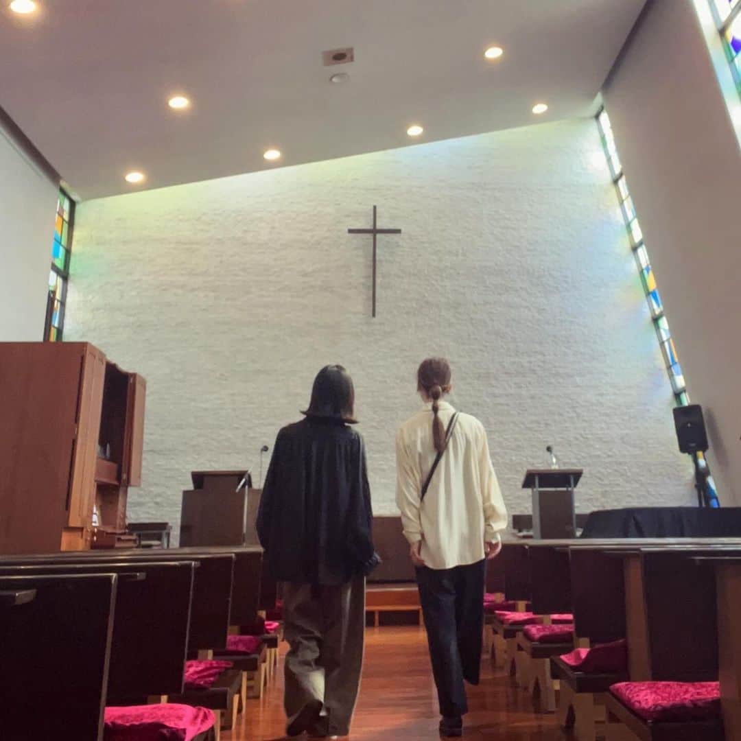 タイナカ彩智のインスタグラム：「12/3の会場、東京都民教会に、数年ぶりの下見へ。⛪️✨  ここは、わたしとわたし、久しぶりのはじまりに、ぴったり過ぎる場所です。楽器をとても大切にされている牧師さんにもお会い出来て、嬉しい嬉しいな。  ありがたいことにsoldになりましたので、少しお席を増やせないかも見て来ました。 またお知らせさせてくださいー🎹  最近、2015年に限定発売した、わたしとわたしの楽曲を聴き返していたら、宝物ばかりで、ちょっと37歳のわたし感動しています。 聴かれたことのない方にも、届けたいなぁ、、💿」