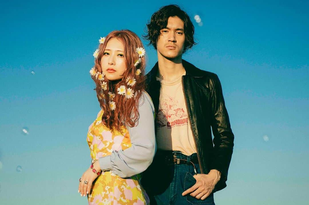 Barfout!のインスタグラム：「【#BARFOUT! #バァフアウト！12月号（11/13発売）】 ロックユニットGLIM SPANKYが、11月15日にアルバム『The Goldmine』をリリース！　先行配信されているリード曲「Glitter Illusion」含め、オーセンティックなロックを現代らしい遊び方で楽しんでいるサウンドが、めちゃくちゃカッコ良いです！　新しい扉を開いた作品群について、#松尾レミ さん（V）、#亀本寛貴 さん（G）にお聞きしました。（岡田）  #GLIMSPANKY #TheGoldmine #music #magazine #portrait #photography」