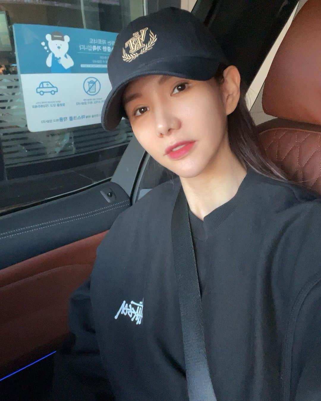 ジョンアのインスタグラム：「몇일전 행사가는길에 휴게소에 먹은 국밥이 또 생각나요~😁 왜이렇게 맛있는지~ 또 묵고 싶다아😍 베루툼은 블랙네이비수량이 조금 남아있네요~ 참고해 주시길😃 전 세차하러 다녀올께용~🚐」