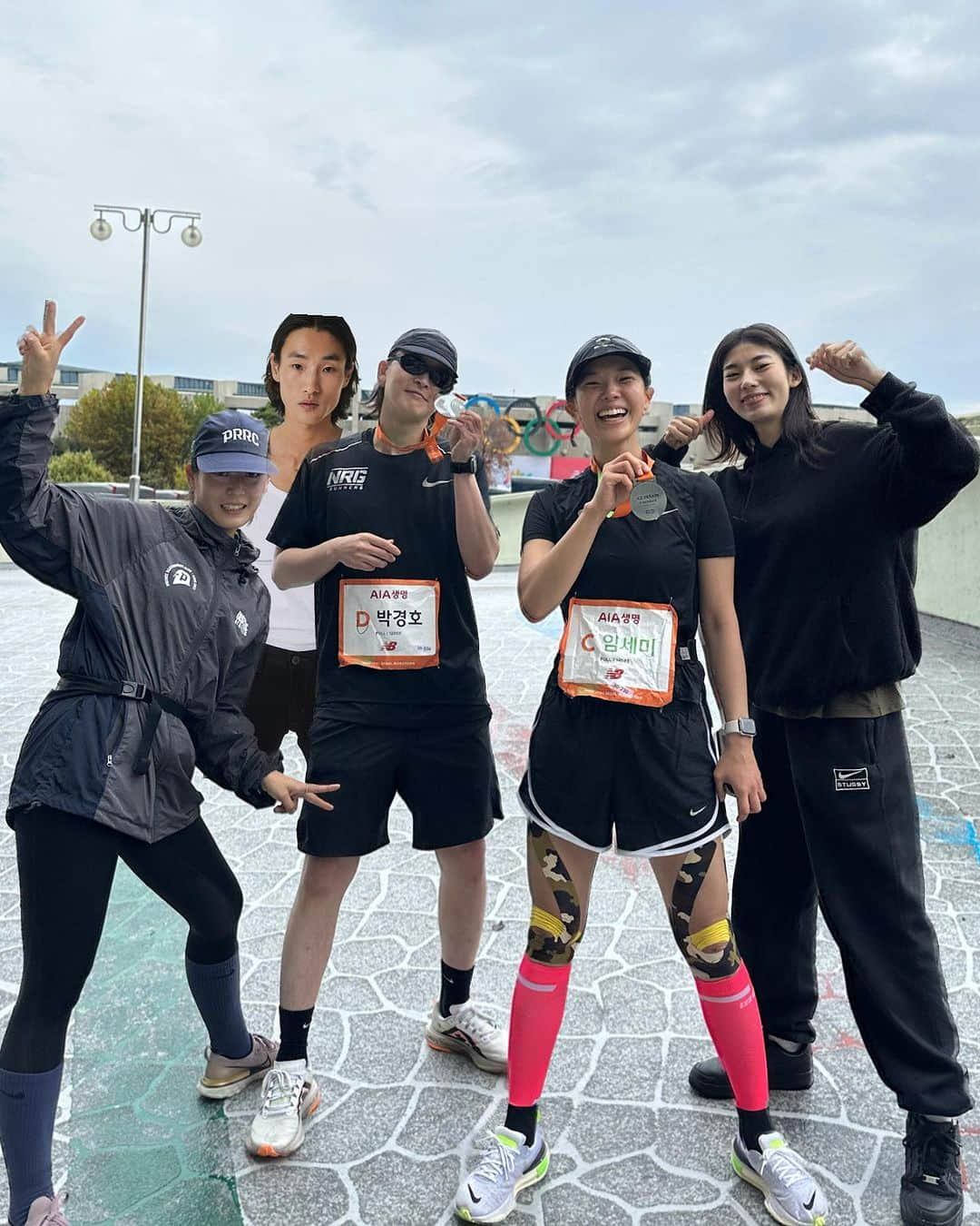 イム・セミさんのインスタグラム写真 - (イム・セミInstagram)「42.195KM  작년과 다르게 훈련을 못 했던 풀 마라톤  @runwithjudy @0923mara 권은주 감독님이 지난 해 몸에 익혀줬던 기억들이 아니었다면 불가능했을 길 서프라이즈로 등장한 @nrgrunners 식구들 @eunsong_yoo_c @yejihhhan @5jhyun  첫 풀마 페이스메이커 @koeseyho  올해 나의 벼락치기 코치 @sayho430  내 무릎 관절을 지켜준 @charles__run  도중에 주로에서 만났던 다이빙 스승 @hoseokchae  마라닉 선장이자 응원장수로 온 @maranic.tv  함게 못하지만 멀리서 응원보내주던 @knuababoda96  늘 그렇지만 더 멋지게 달린 @hiyo_dongjjang , @actor.ko 대승이옹, @nojin_sung 감사한 회복여신 @goodballnowon  부상자지만 목소리로 달리 완주한 @actor_kks  10kM 무사히 해낸 @o_iyo_140bus_0512 @noh.eul_89  떨어져 달려 짠하고 아쉬웠던 @changs01  지난해 완주로에 있던 나의 어느가족들 @harooaday @hanyeri_official @my_blackrice   그리고 우리 모두를 찍어주는 @bobae.jpg  함께하지 못했지만 보고픈 경회옹, 현석이옹, 나영이 !   응원 보내왔던 친구들 동지들 러너들 모두 고맙습니다.  나도 언제고 응원의 소리와 박수를 보내주러 보답하러 꼭 주로에 서 있을게요. 달리기 마지막 즈음 컵 반환 가능한 보급소가 있어 반갑고 자연을 달리는 마라톤 문화가 환경을 해치지 않고 무해하게 확장되었으면 좋겠다고 생각되던 날.  주로에 있던 쥬디들, 마피아들, 모든 러너들, 응원해주던 동지들 모두 애쓰셨고 존경합니다 !   #42195 #JTBC마라톤 #marathon #VeganRunner」11月7日 15時44分 - susemee