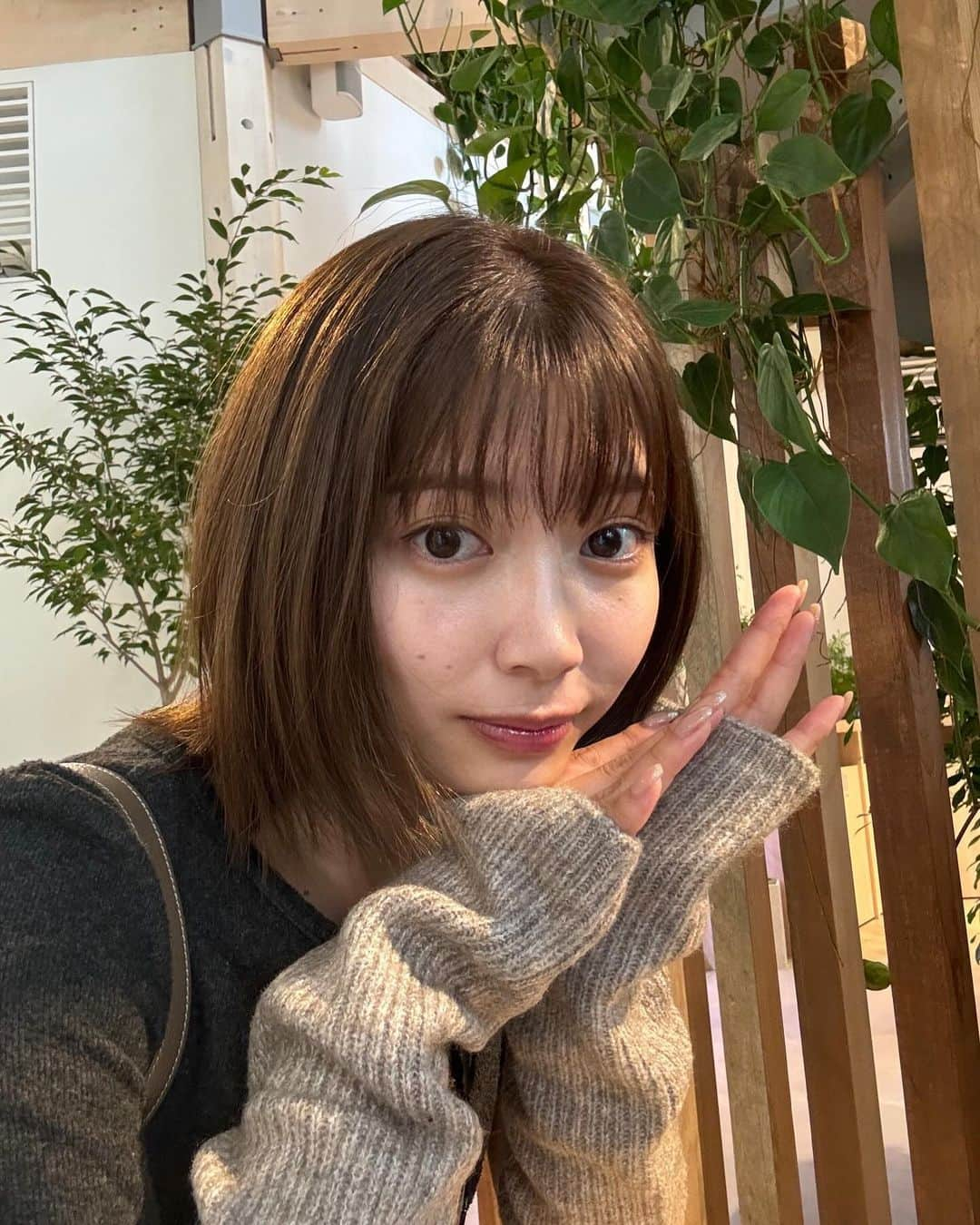 伊藤梨沙子のインスタグラム：「プライベートな投稿がお久しぶりになってしまいました！ 伊藤はいま元気です！  髪がすこしだけ伸びたり、 気温の変化が激しいためアームウォーマーを常に持ち歩いていたり、 試験の勉強なんかもやってりしてますよ。  12月は落ち着いたらゆっくり温泉とかに行きたいなぁとか思ったりしてる今日この頃です♨️」