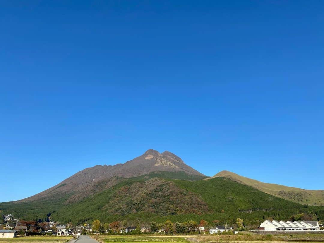 ゆふいん温泉　日の春旅館のインスタグラム：「由布岳も色づいています♪  https://www.hinoharu.jp ホームページはプロフィール画面に記載のURLよりご覧ください。  #新しいおおいた #由布院 #湯布院  #大分県 #旅館 #温泉 #旅行  #由布岳 #飯盛ヶ城 #辻馬車 #登山 #露天風呂 #yufuin #ryokan #hinoharu #mountain #onsen #bath #travel  #유후인 #hotsprings #히노하루료칸」