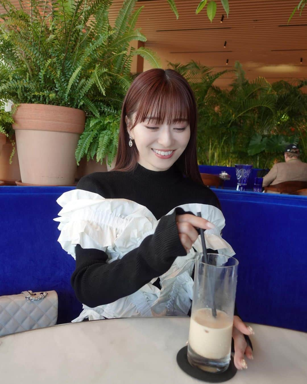 黒坂優香子さんのインスタグラム写真 - (黒坂優香子Instagram)「🥂💙  @theblueroomtokyo   お昼に行くのは初めて♡ アフタヌーンティーもソファ席でゆっくり出来るし美味しいし大好きな場所。  子供連れの方も多いから、ママさんも行きやすいと思う🫶🏻  いつもありがとうな相棒と幸せランチタイムでした♡ @ito_yuri_official」11月7日 15時47分 - yukakokurosaka0606