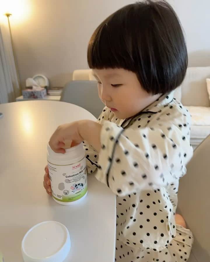 ペ・ユンジョンのインスタグラム：「저희 재율이는 정말 매일초유를챙겨먹여요‼️ 아이들 성장.뼈.면역이든 정말 큰도움을준답니다 어른들도 챙겨드시기 정말좋지만 성장하는아이들에겐 초유만큼은 꼭 먹여야해요👍 초유에는 면역 글로불린 항균 펩타이드 및 아이의 성장 발달에 중요한 역할을 해주는 성장인자를 포함한 생리활성물질이 풍부하게 함유가 되어있다는거 아시나요?  ▪면역글로불린성분이 일반우유 1% 라면 초유100% 에는 80%까지  ▪락토패닌농도 (바이러스) 우유보다 30-100배 높으며  ▪단백질함량 우유보다 초유가 5배높다는사실!  우리 아이와 식구들에게 어떤 초유가 좋을지 고민이시라면, 제대로 된 하이웰 초유로 먹여주세요❤️ 100% 그래스패드인증까지 받은 하이웰 초유를 완전 추천드려요!!  🐮섭취방법🐮 🥛초유 100% 가루 (아무맛❌) :  주스, 우유, 요플레, 떠먹는 아이스크림 또는 밥먹을때 국 등다양하게 활용 가능합니다.  🥛츄어블 (밀크맛,코코아맛) : 맛있게 씹어 드시면 됩니다.  @bbaeeonni_shop」