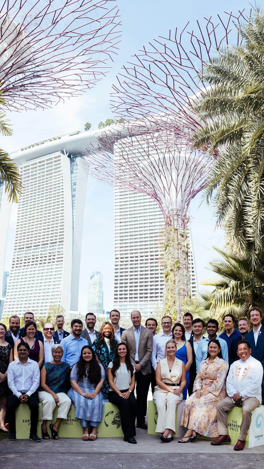 ウィリアム（ケンブリッジ公）のインスタグラム：「The countdown to tonight’s #EarthshotSingapore2023 is on!   Fantastic to see our brilliant 2023 @earthshotprize Finalists. Find out in just a few hours who this year’s winners will be...  They are ground-breaking, they are inspirational and they are changing the world already. 💪」